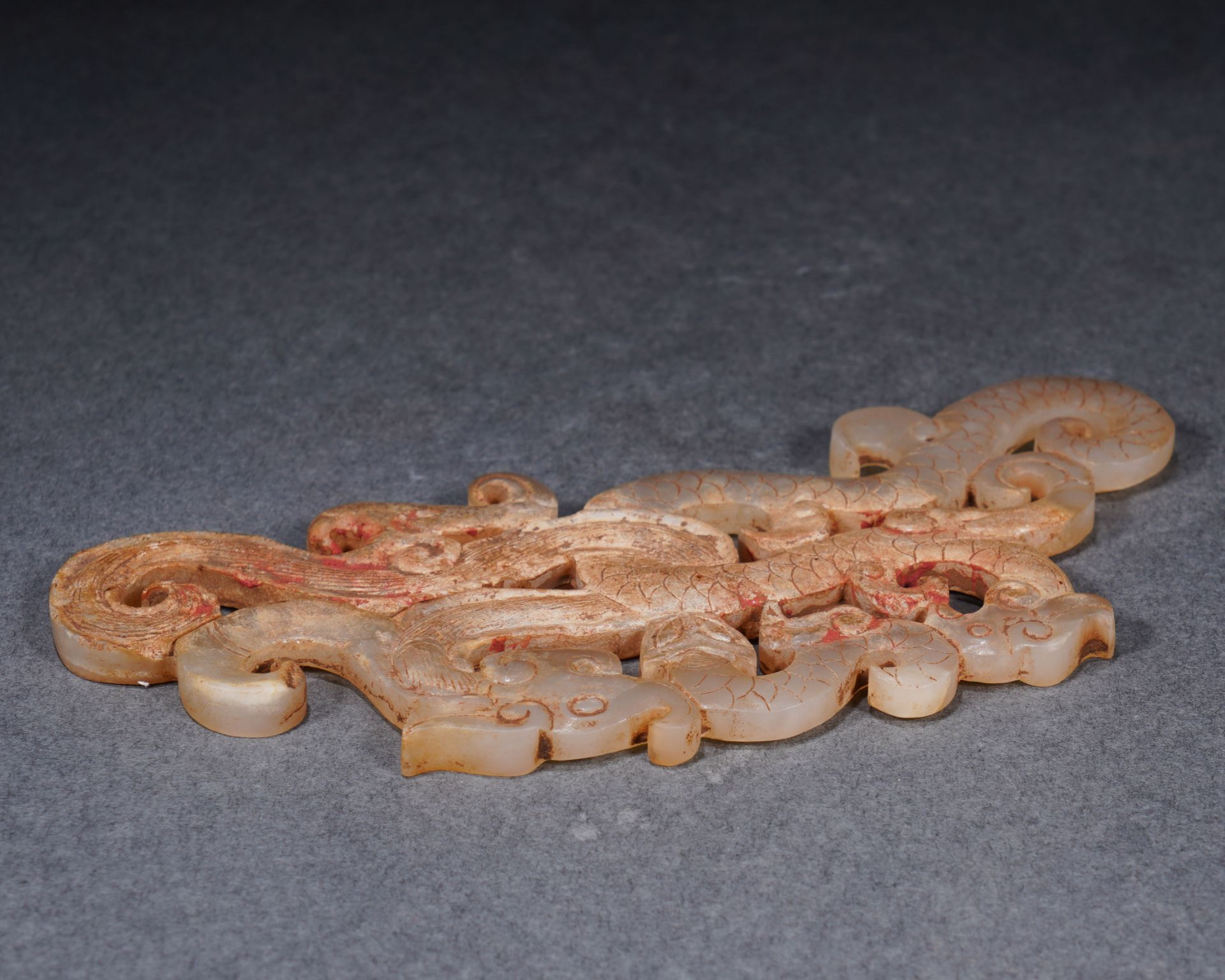 A Chinese Carved Jade Interlocked Dragon Ornament - Image 10 of 10