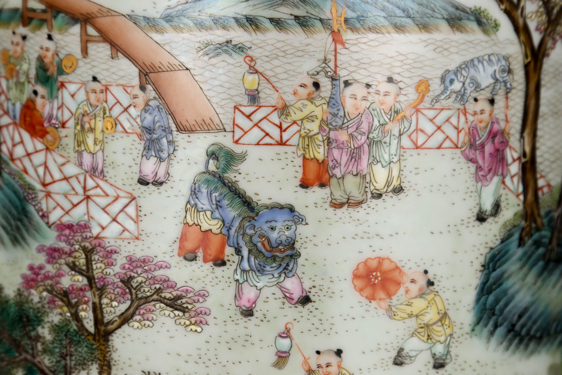 A Chinese Famille Rose and Gilt Lantern Vase - Bild 5 aus 9