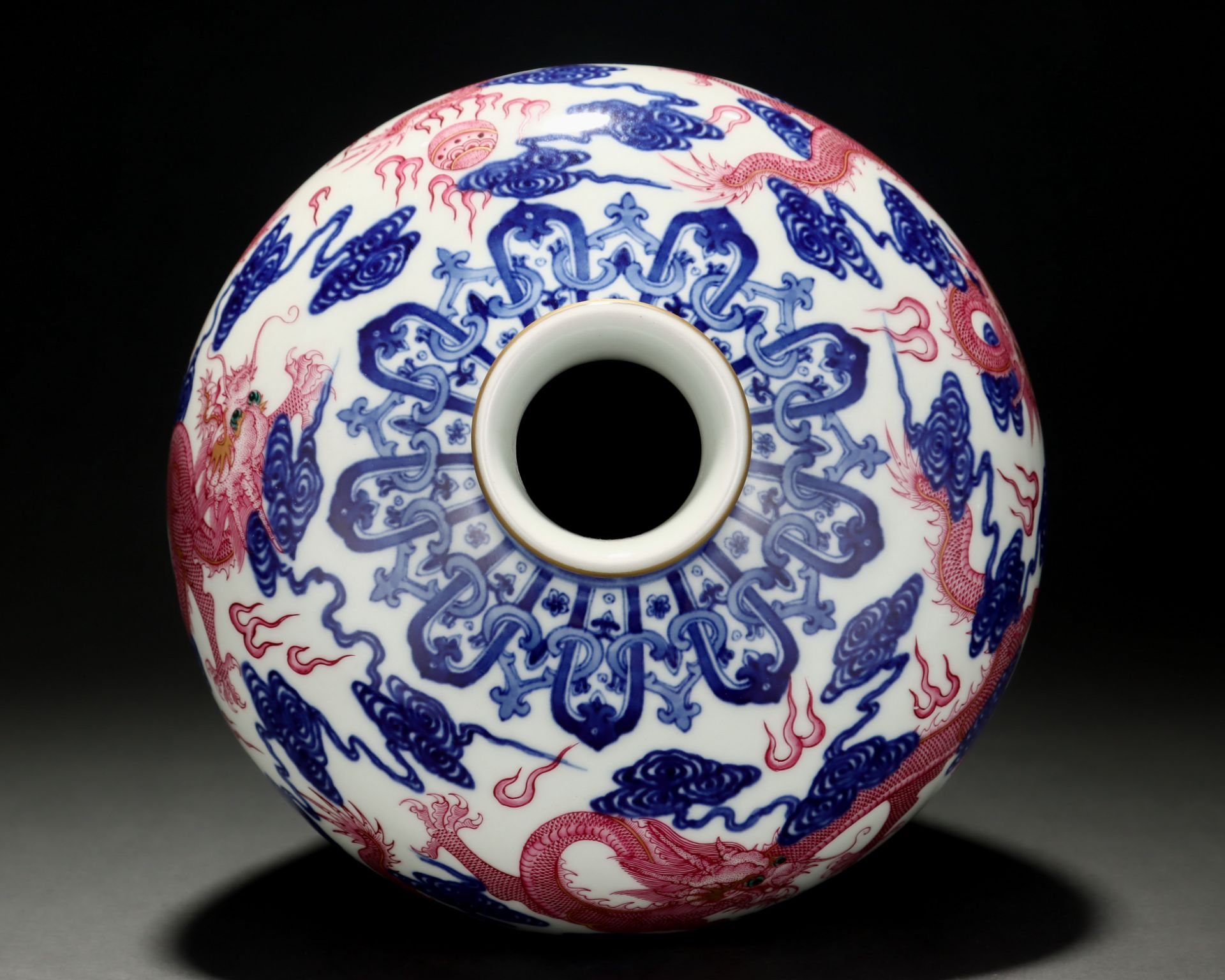 A Chinese Underglaze Blue and Pink Enamel Dragon Vase Meiping - Bild 7 aus 9