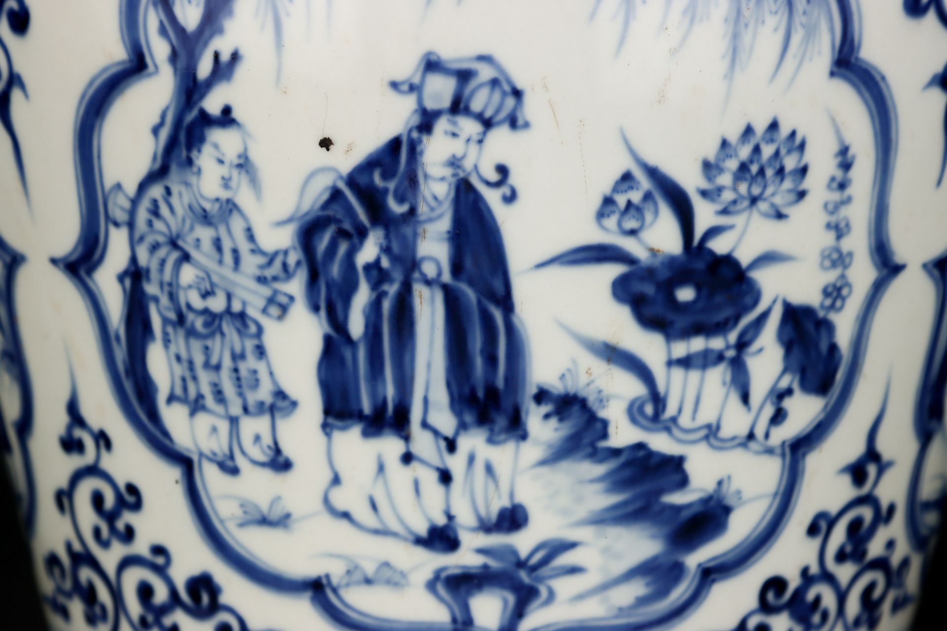 A Chinese Blue and White Figural Story Vase Meiping - Bild 5 aus 9