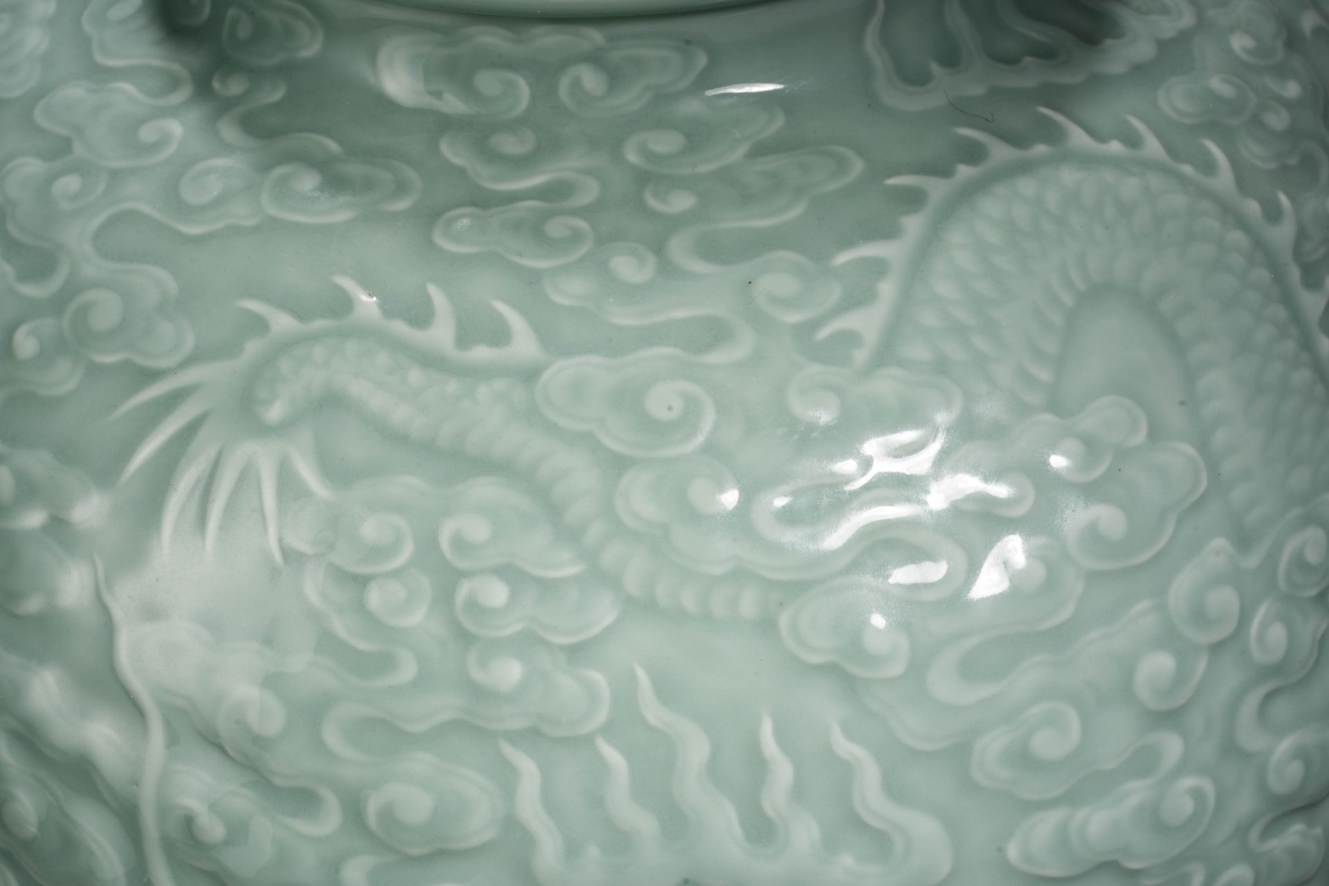 A Chinese Celadon Glaze Dragon Jar - Bild 9 aus 16