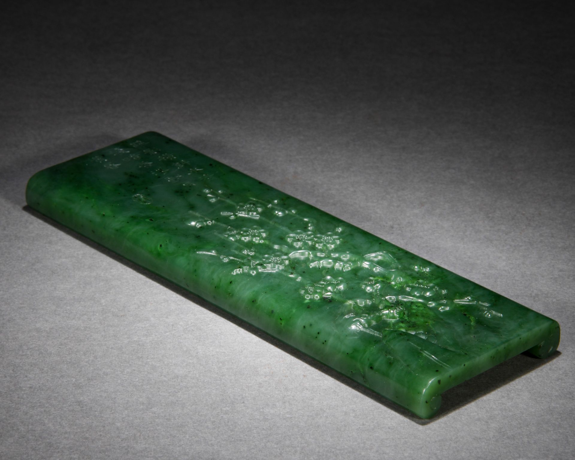 A Chinese Carved Spinach Green Jade Armrest - Image 6 of 6