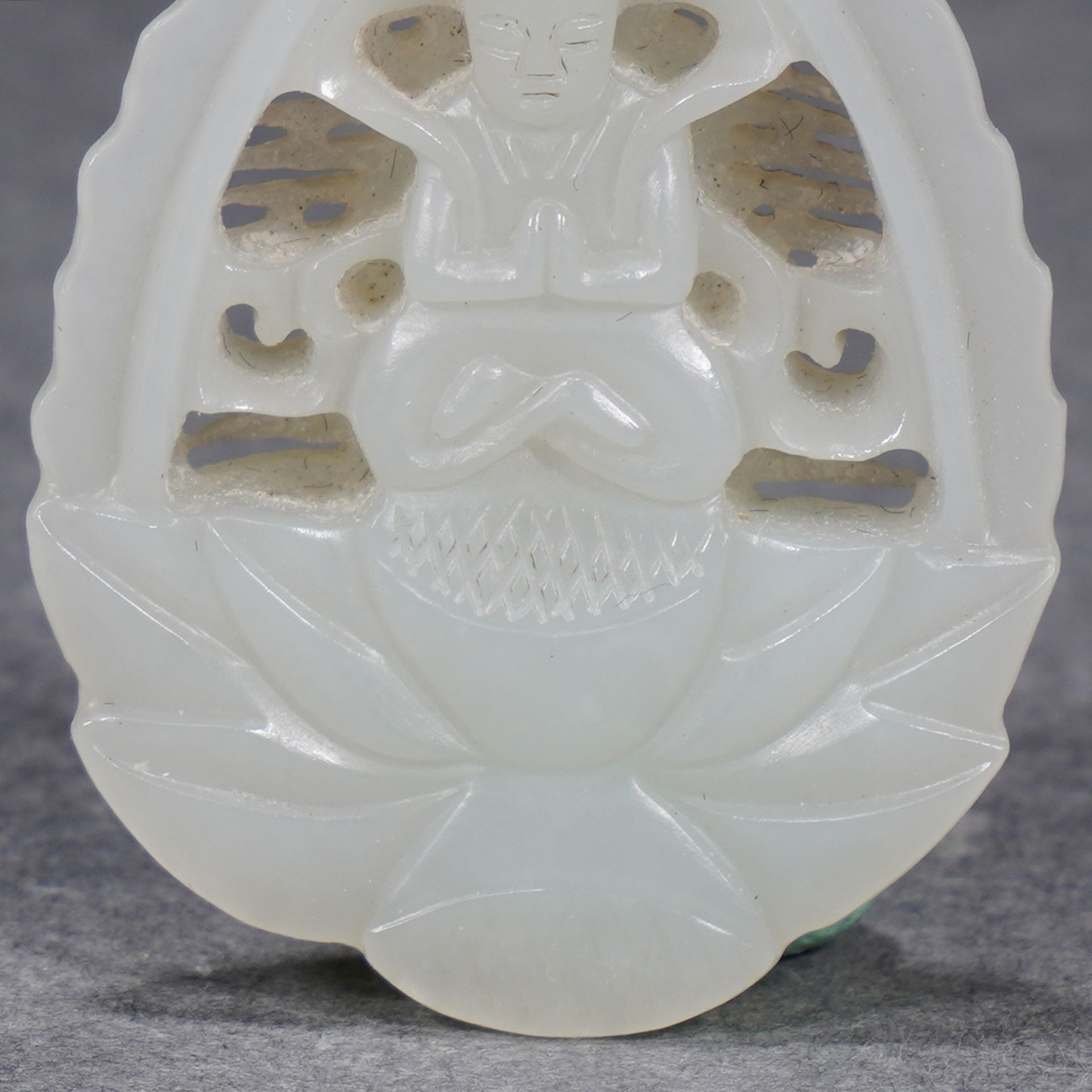 A Chinese Carved and Reticulated White Jade Pendant of Bodhisattva - Image 3 of 9