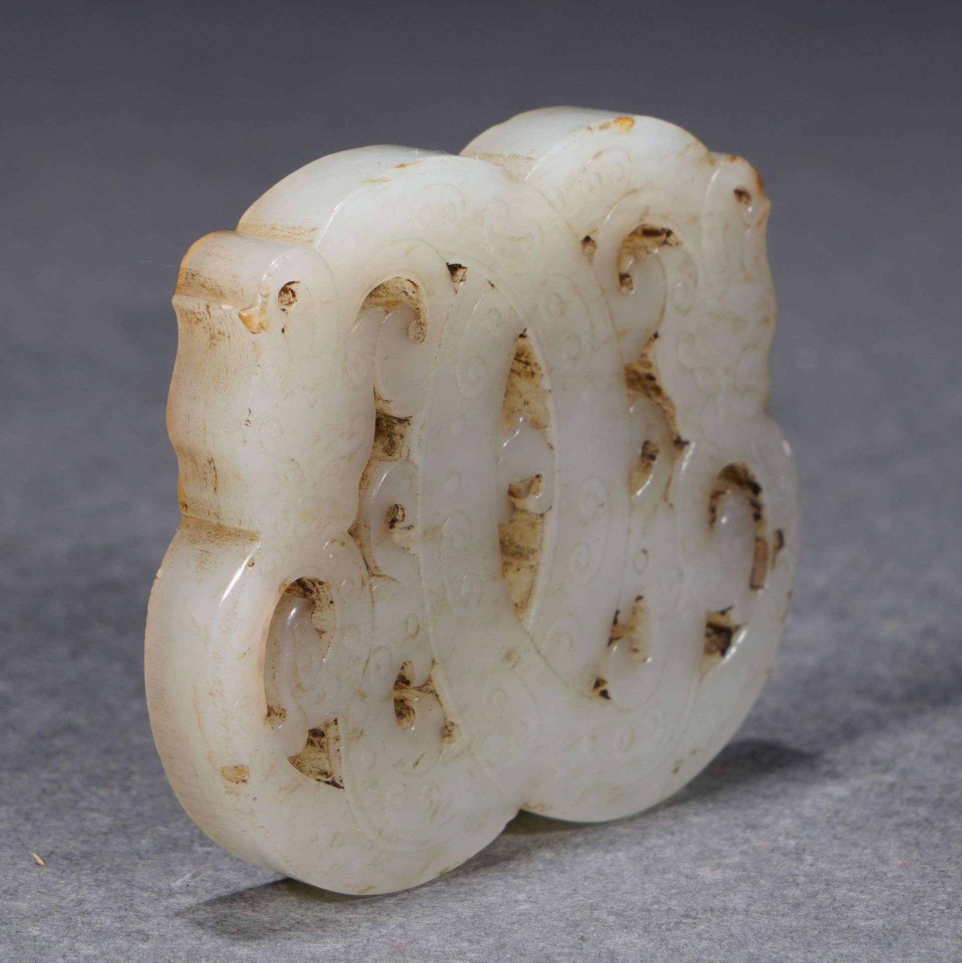 A Chinese Reticulated White Jade Interlocked Pendant - Image 5 of 10