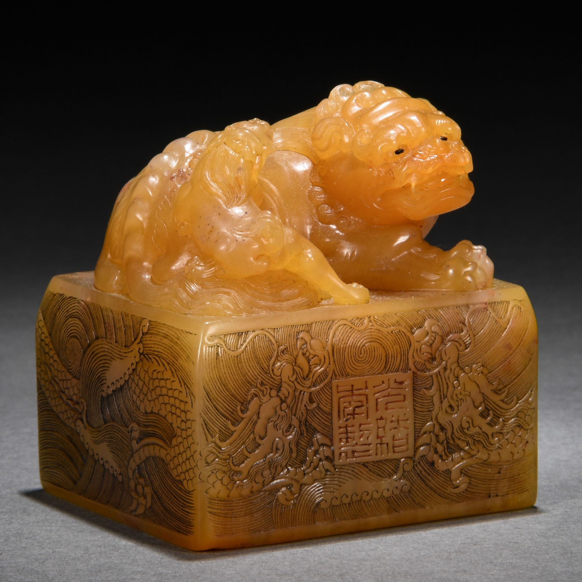 A Chinese Carved Tianhuang Beast Seal - Image 2 of 8