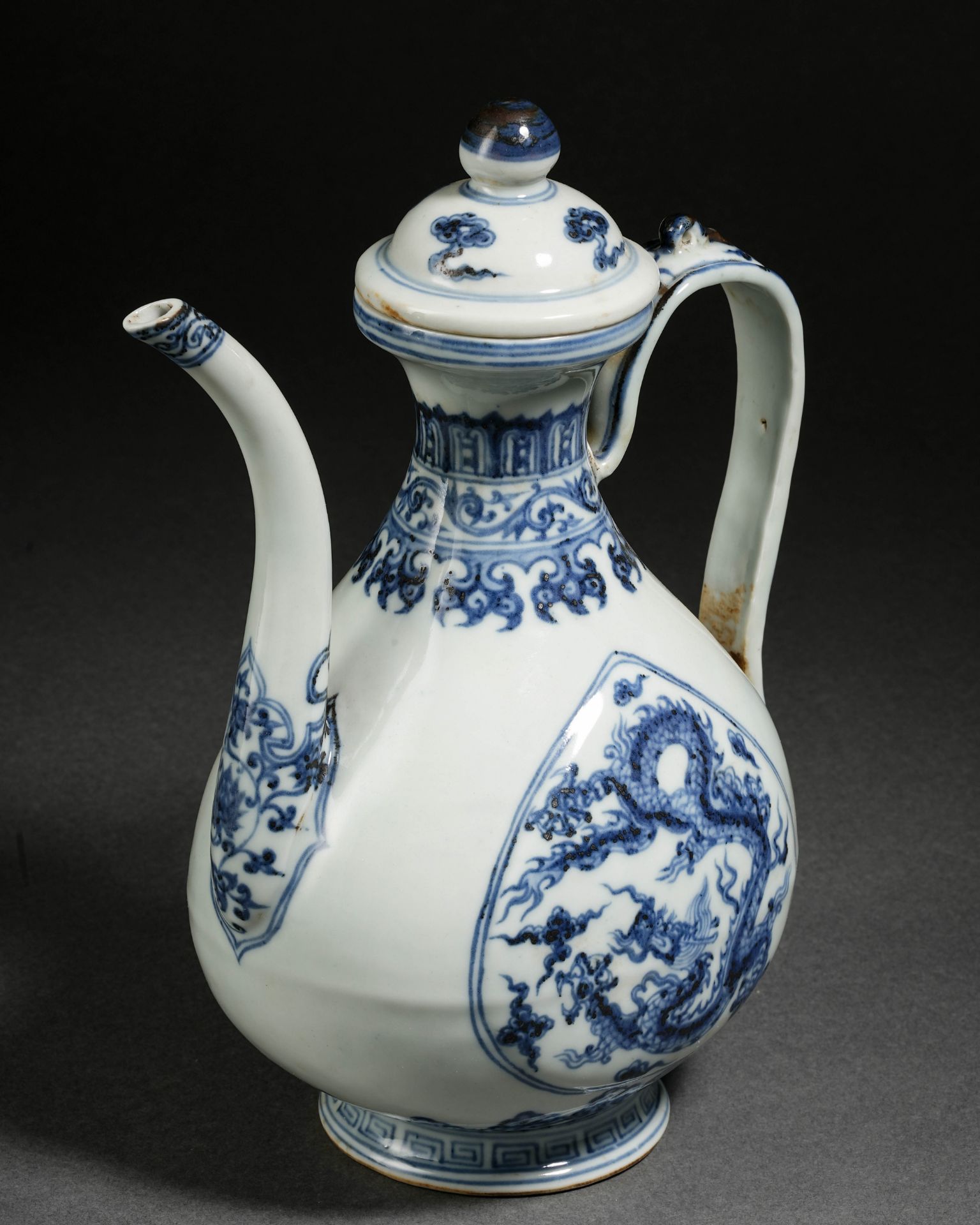 A Chinese Blue and White Dragon Ewer - Bild 4 aus 16