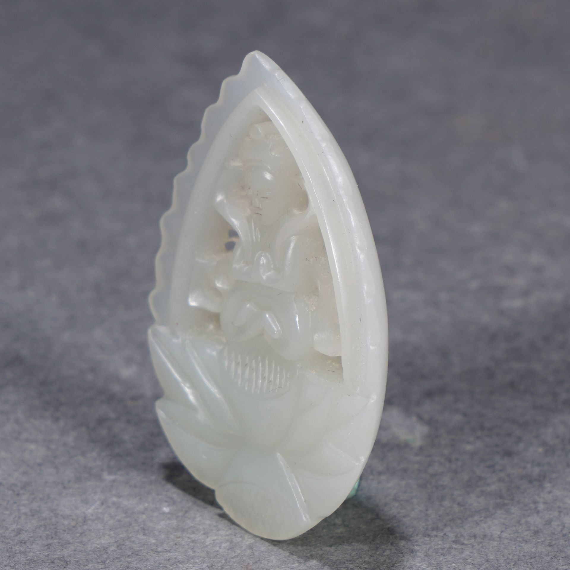 A Chinese Carved and Reticulated White Jade Pendant of Bodhisattva - Image 4 of 9