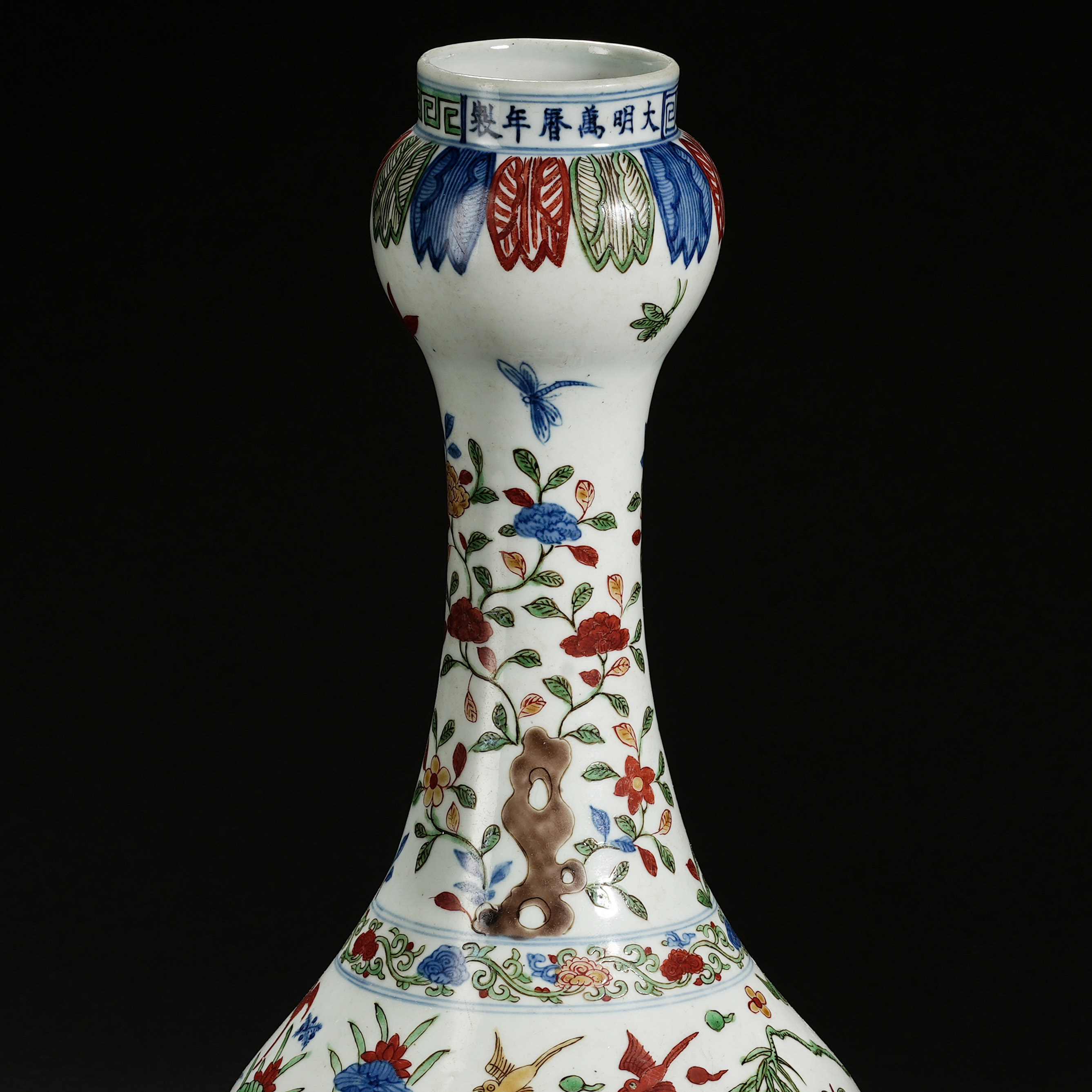 A Chinese Wucai Glaze Garlic Head Vase - Image 2 of 15