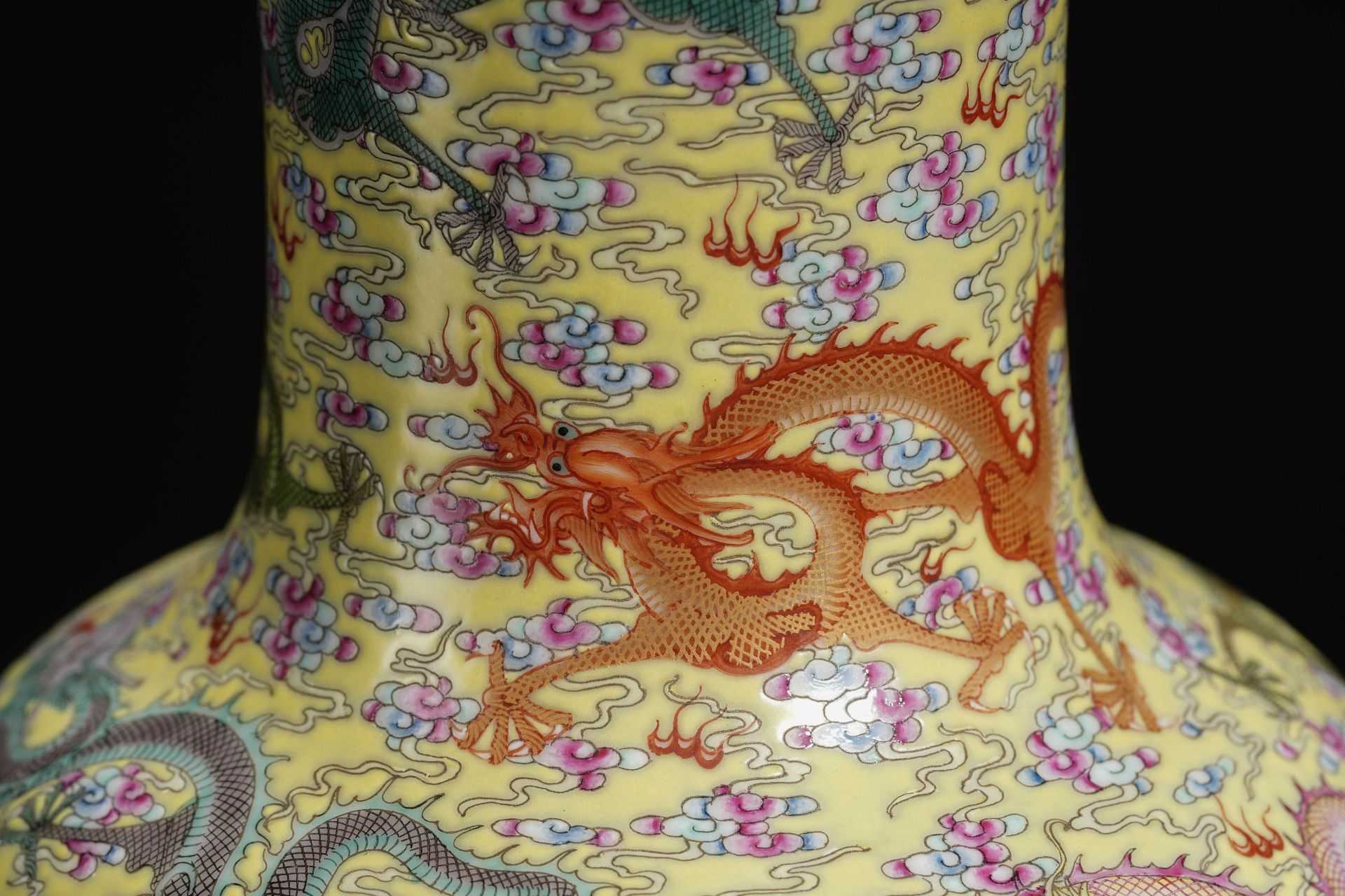 A Chinese Yellow Ground and Famille Rose Dragon Vase - Bild 9 aus 16