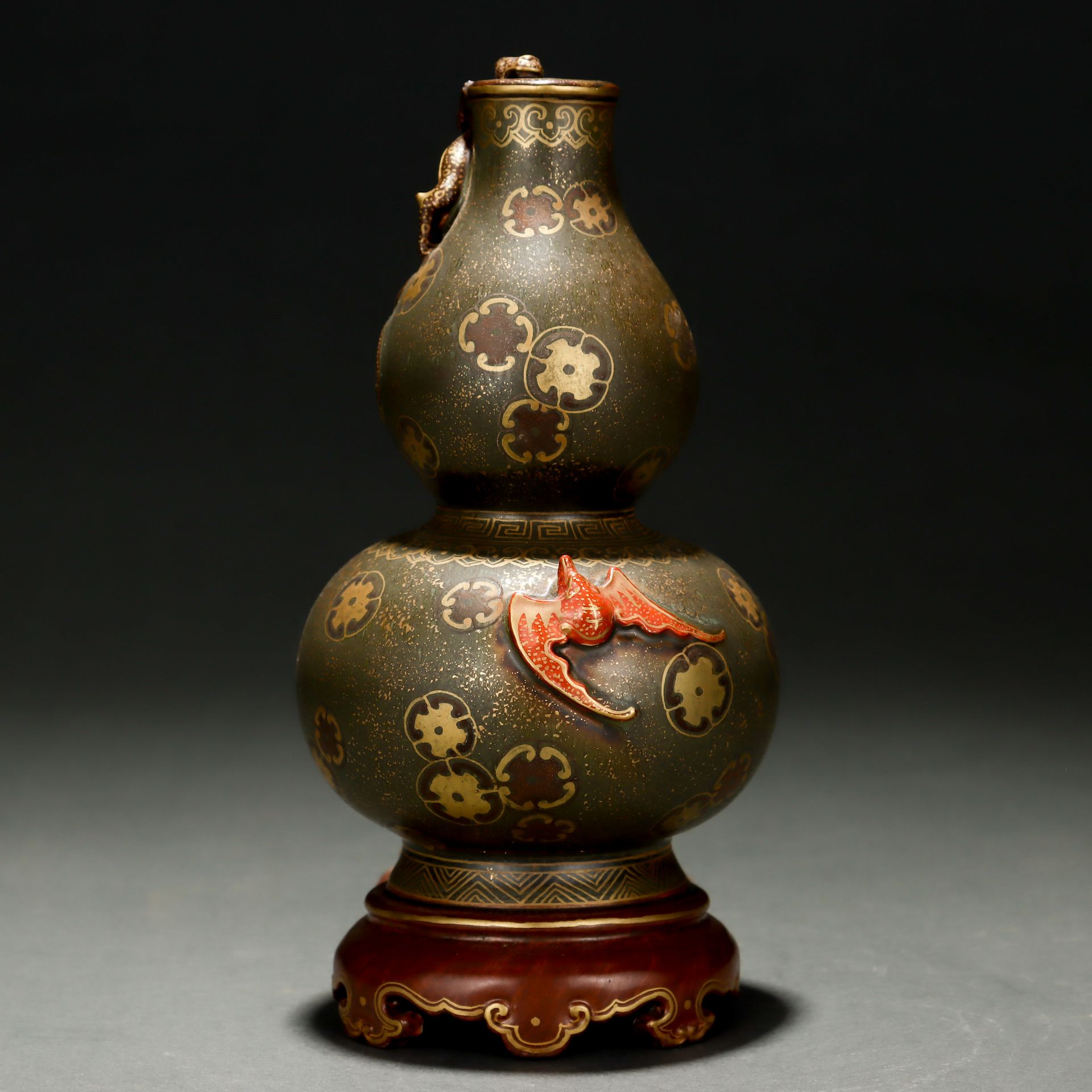 A Chinese Teadust Glaze and Gilt Double Gourds Vase - Bild 4 aus 9