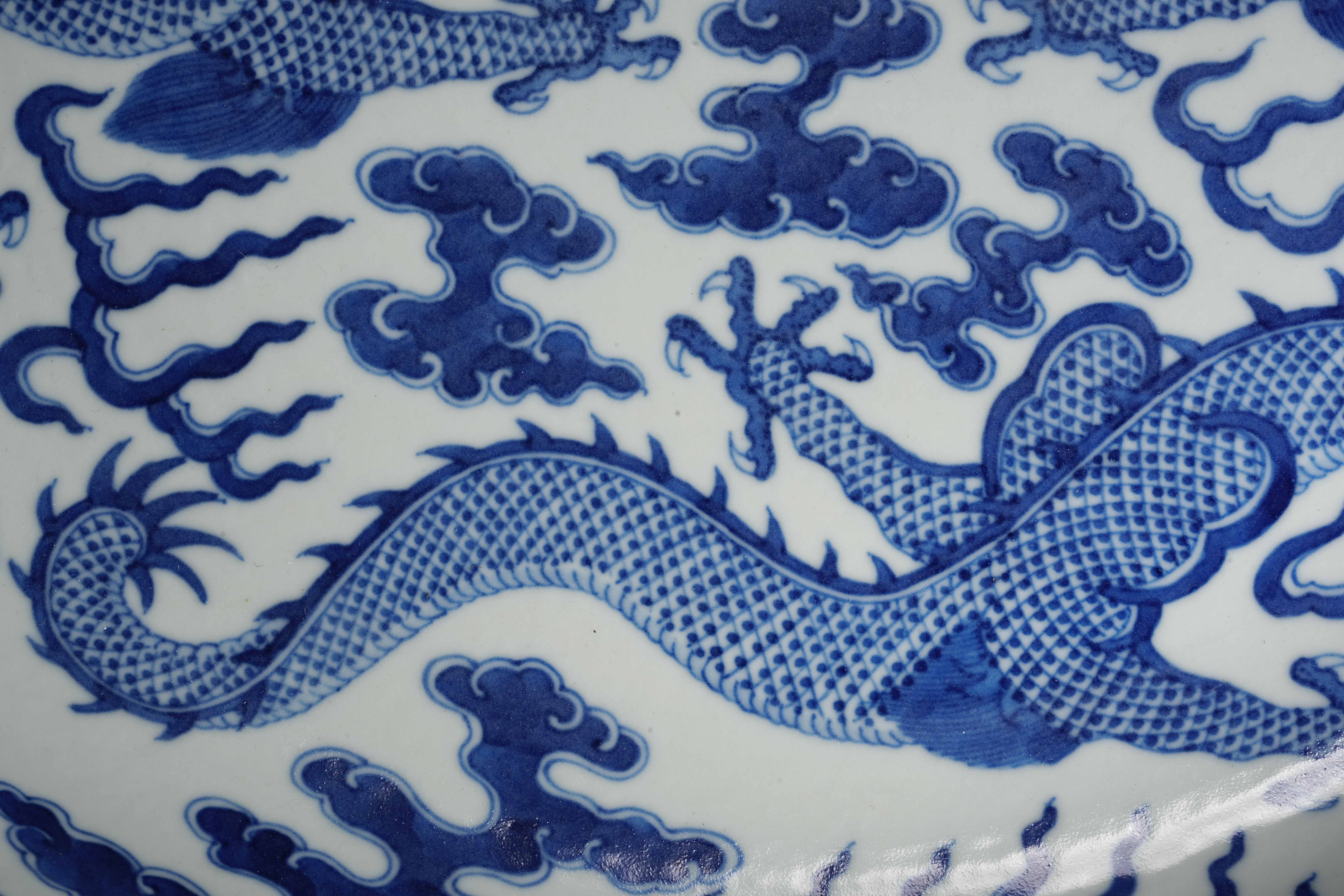 A Chinese Blue and White Double Dragons Plate - Image 5 of 16
