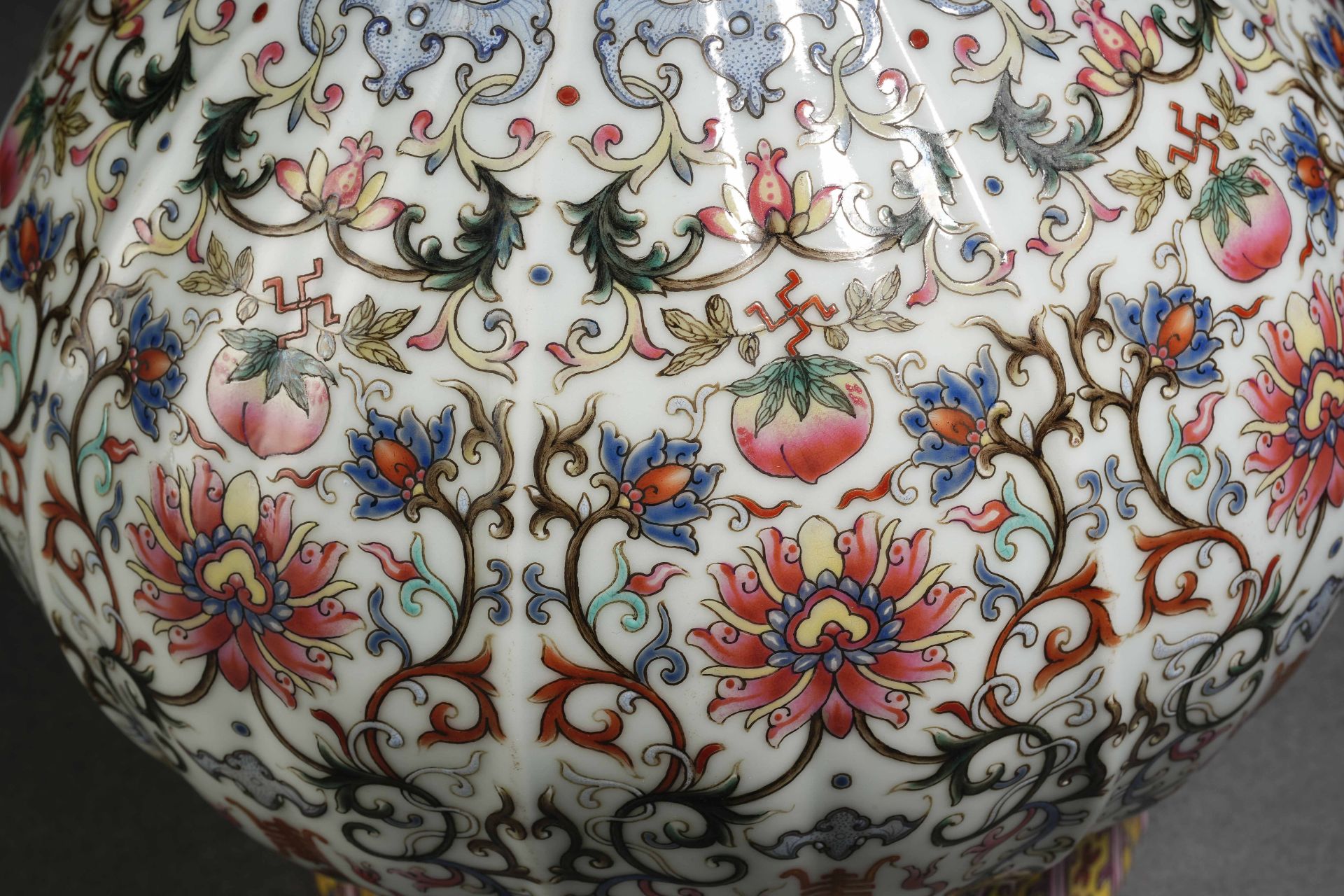 A Chinese Famille Rose and Gilt Sanskirt Vase - Bild 5 aus 14