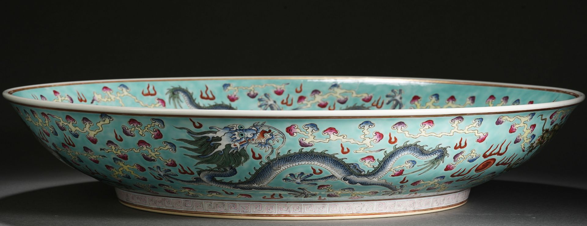 A Chinese Famille Rose Dragon Plate - Bild 10 aus 18