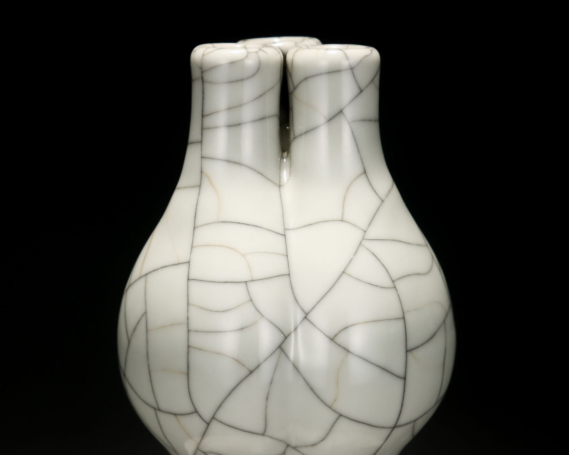 A Chinese Ge-ware Crackle Double Gourds Vase - Image 4 of 9