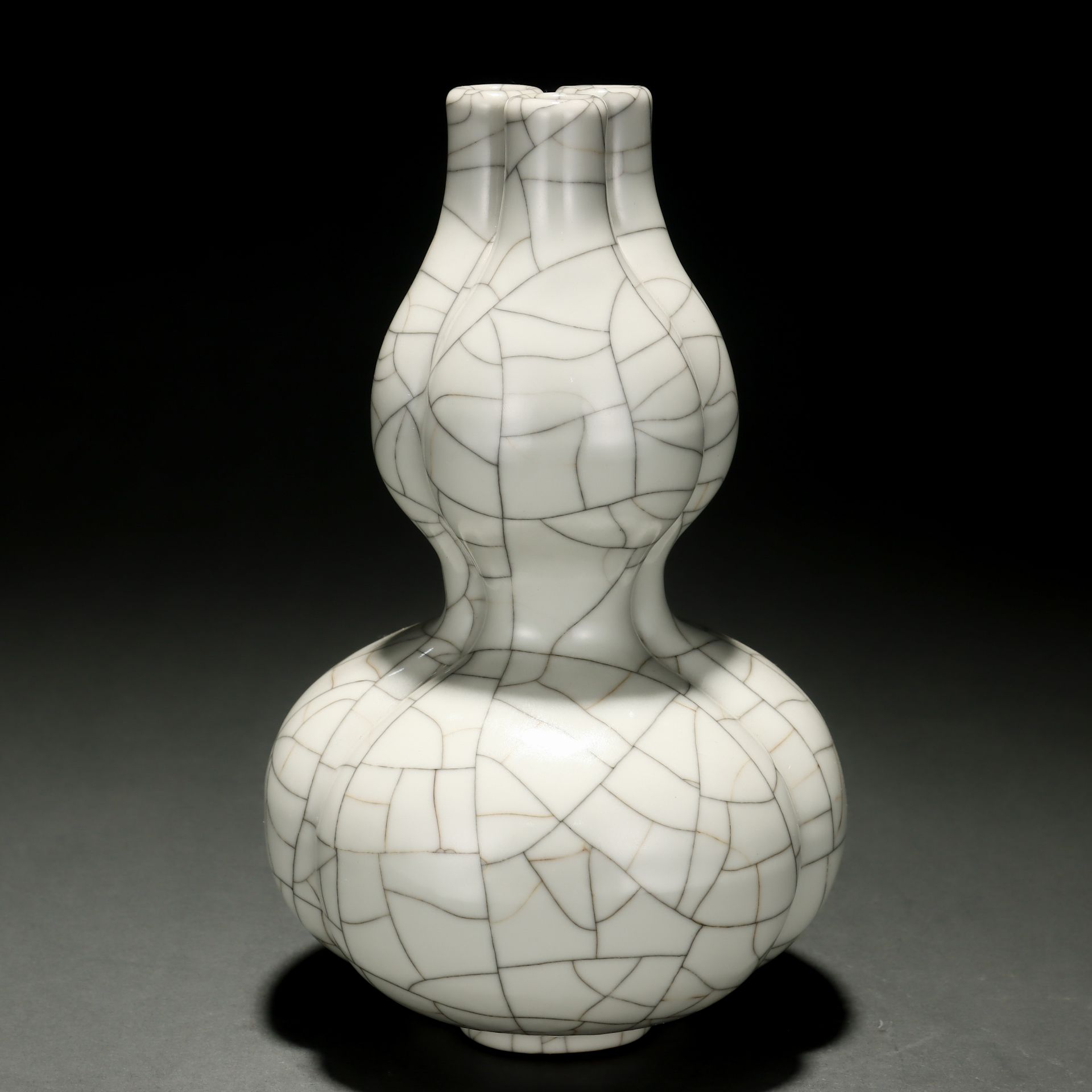 A Chinese Ge-ware Crackle Double Gourds Vase - Image 3 of 9