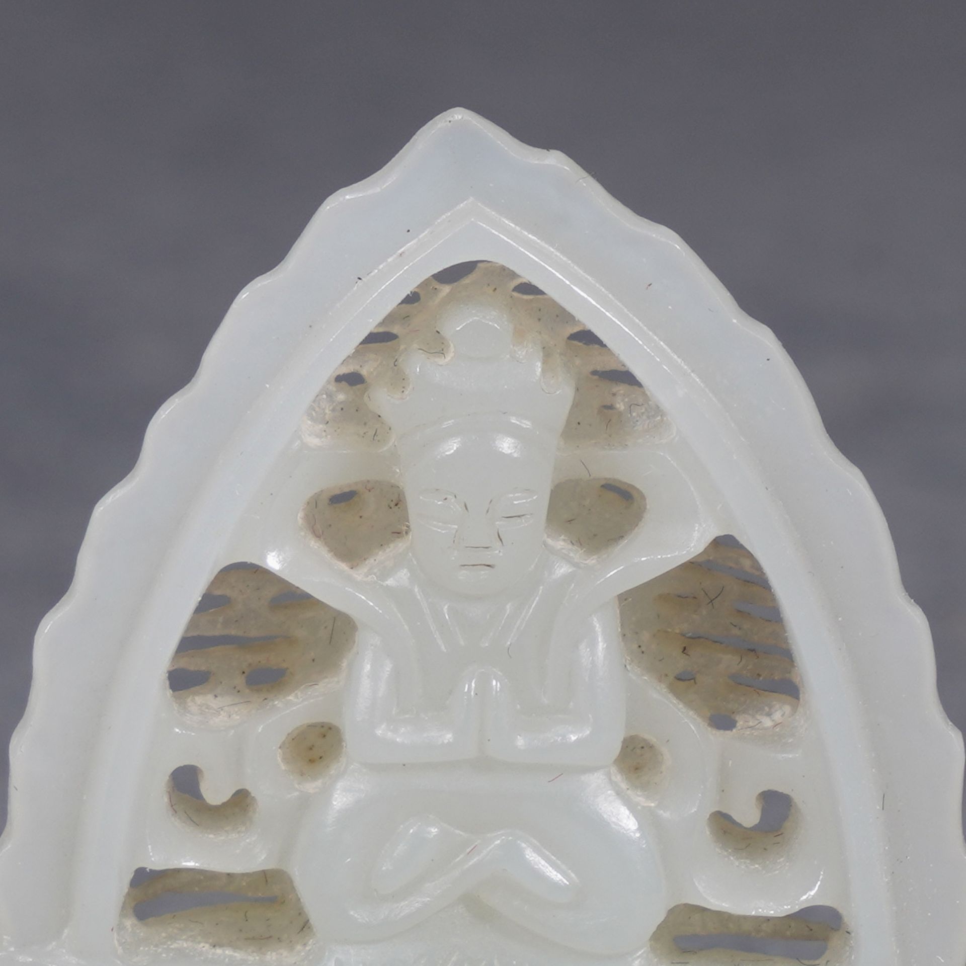 A Chinese Carved and Reticulated White Jade Pendant of Bodhisattva - Image 2 of 9