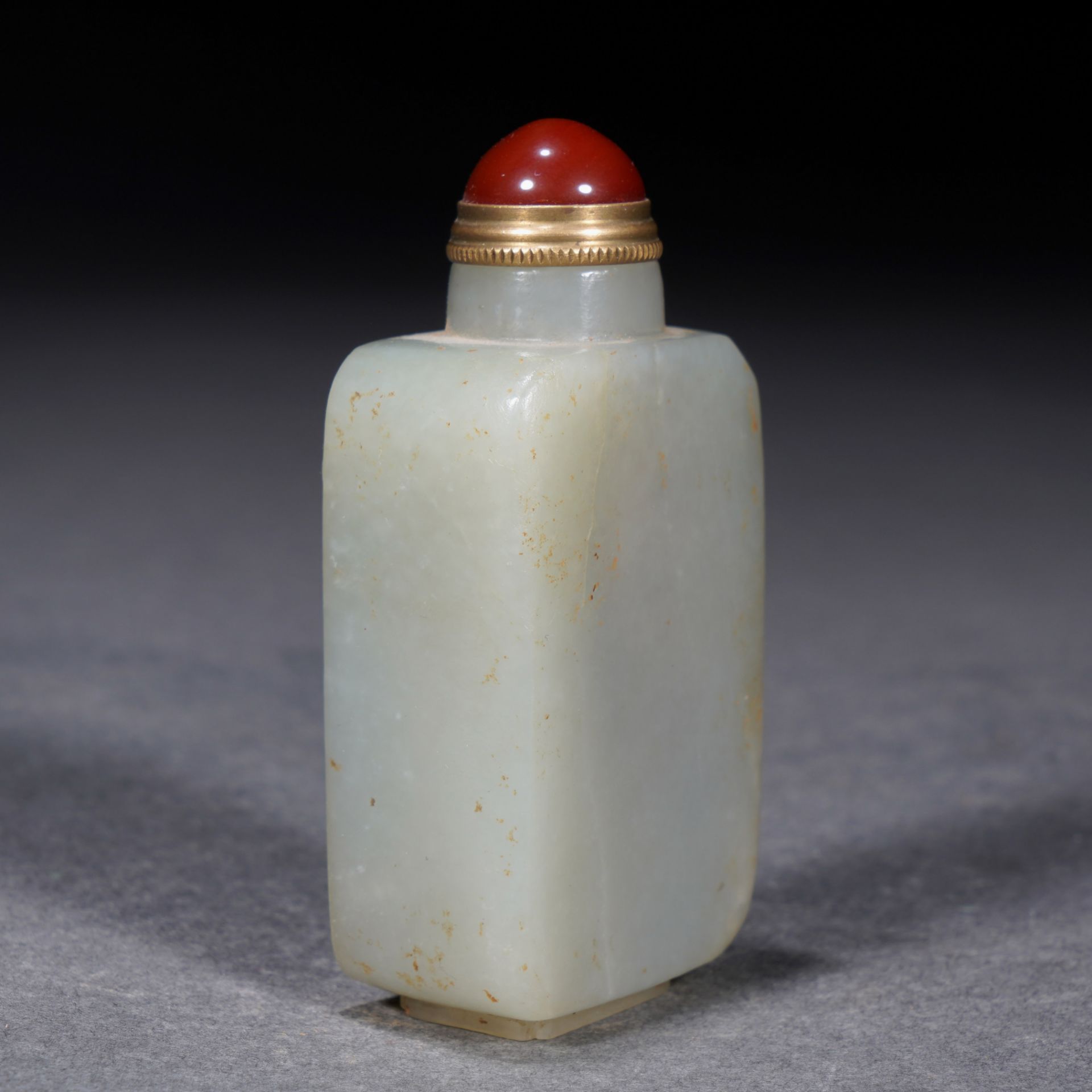 A Chinese Carved White Jade Snuff Bottle - Image 3 of 10