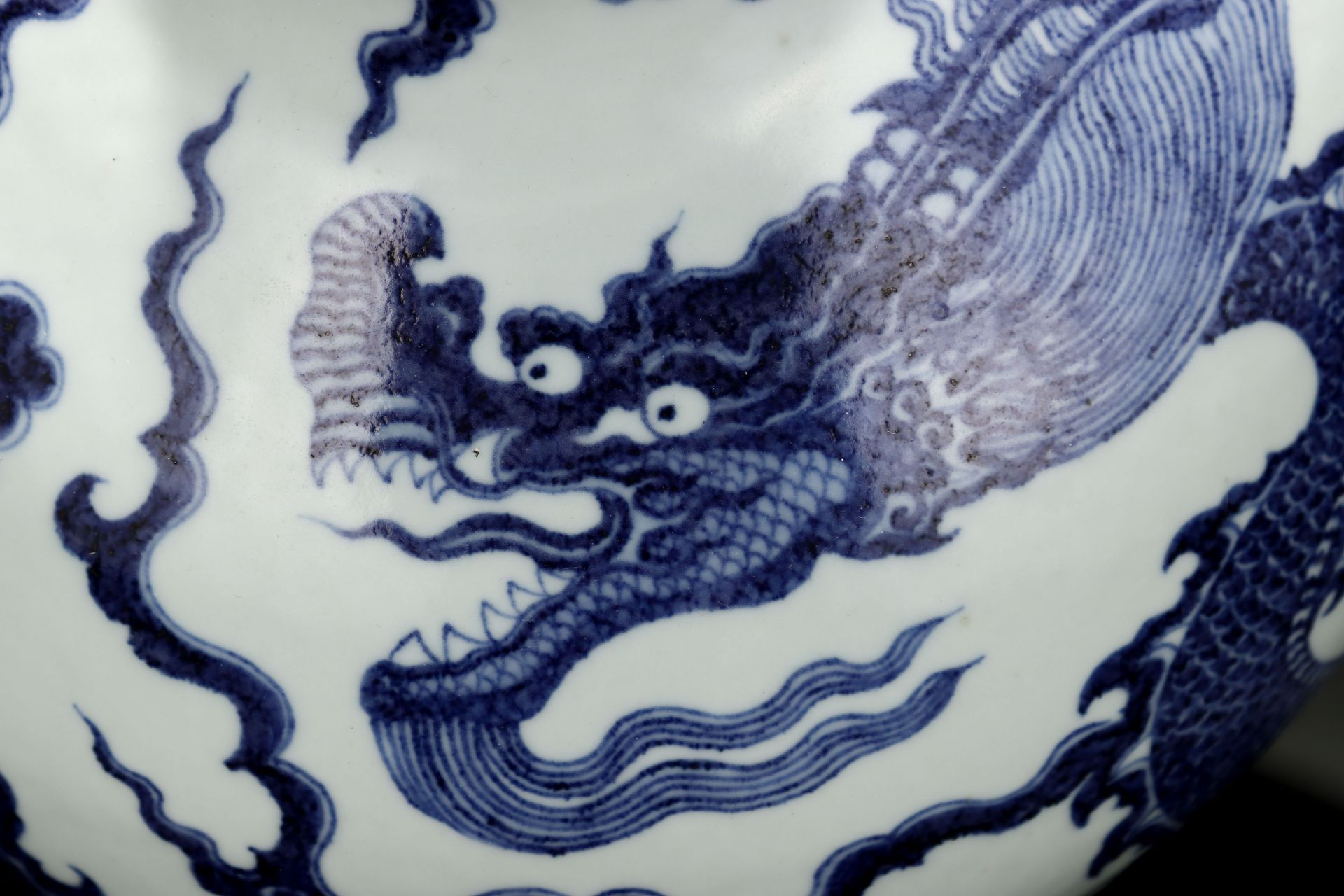 A Blue and White Dragon Globular Vase - Image 6 of 9