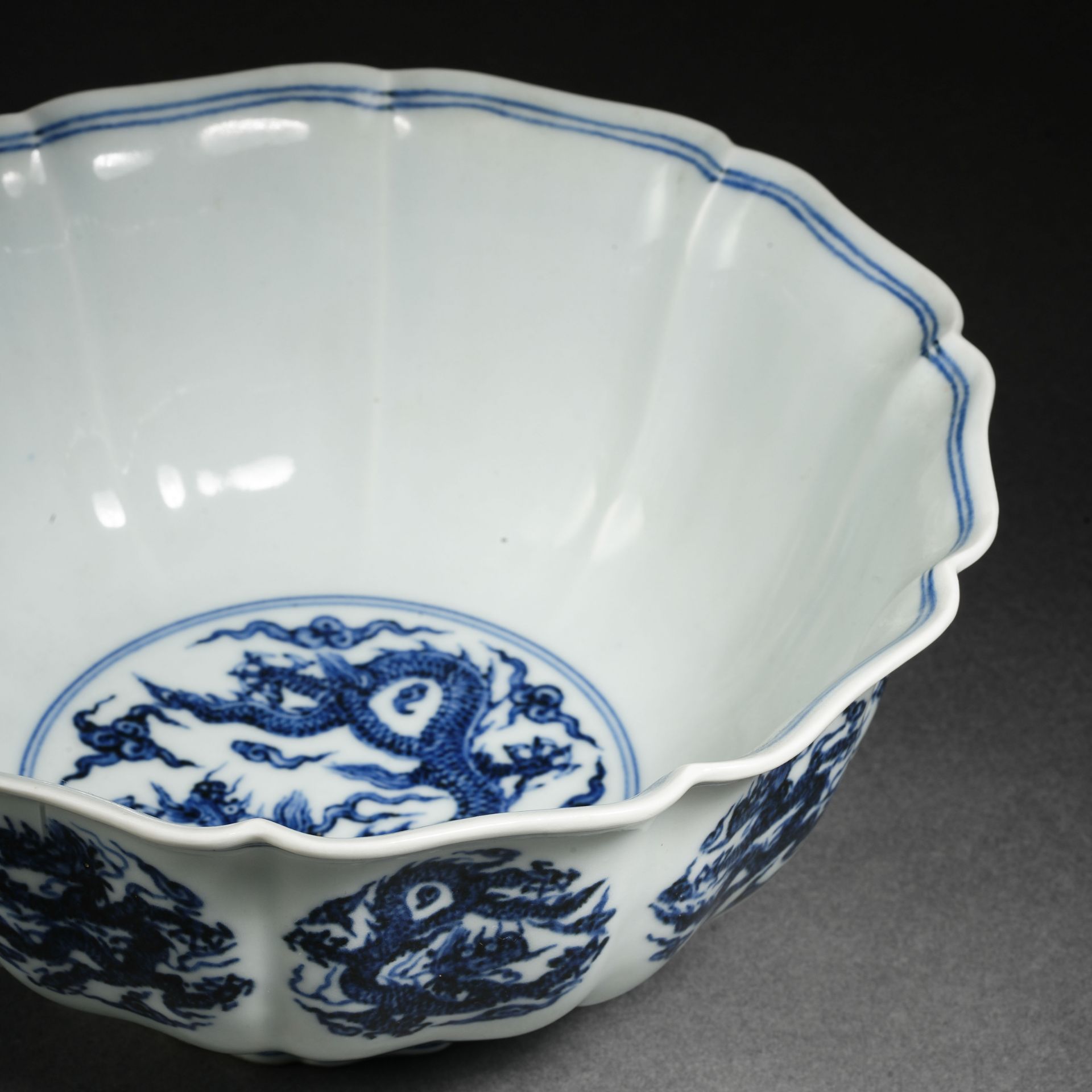 A Chinese Blue and White Dragon Bowl - Bild 6 aus 12