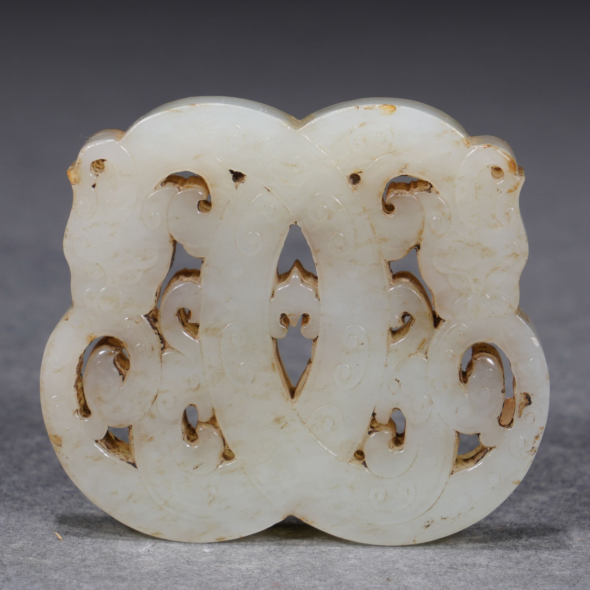 A Chinese Reticulated White Jade Interlocked Pendant - Image 6 of 10