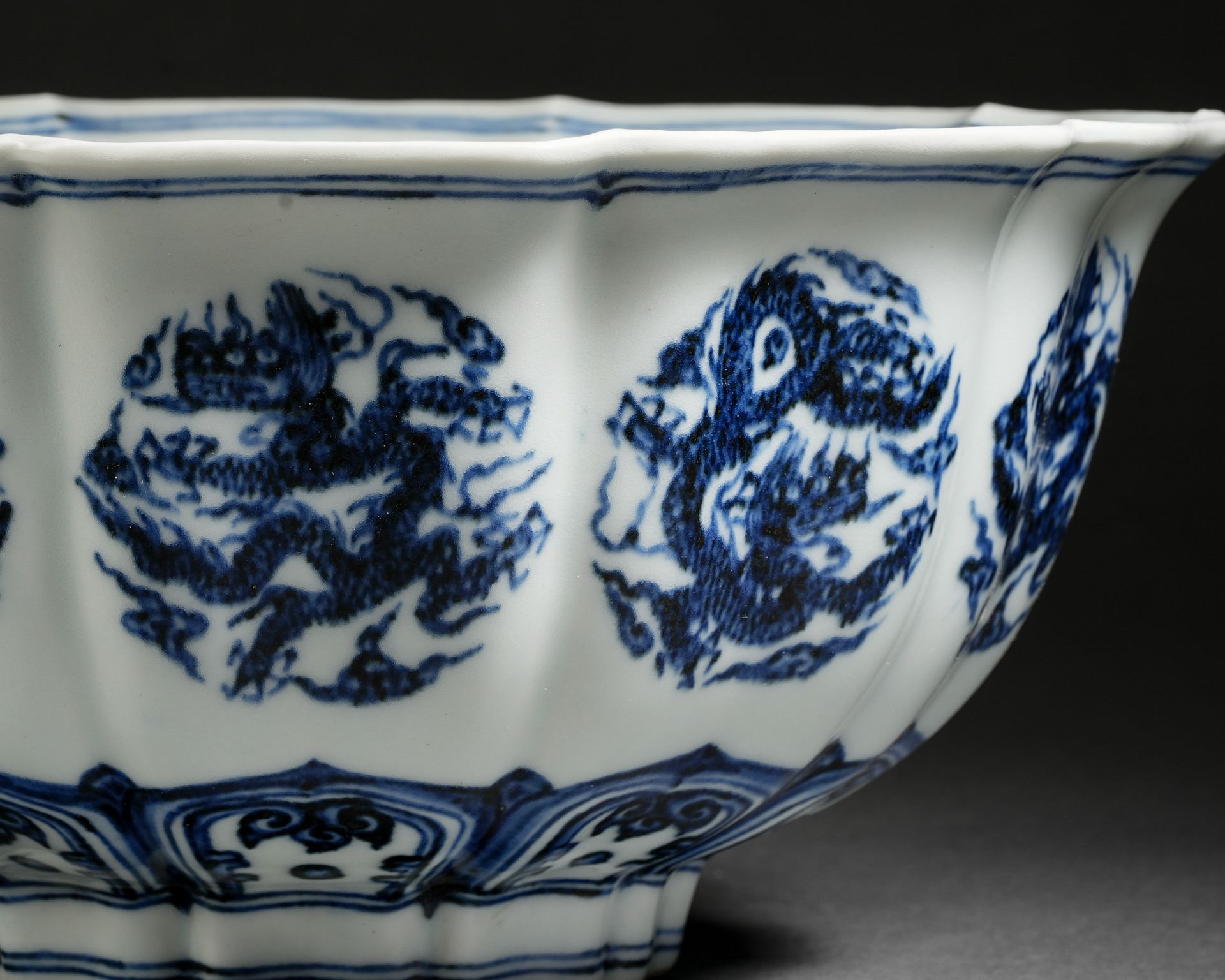 A Chinese Blue and White Dragon Bowl - Bild 2 aus 12