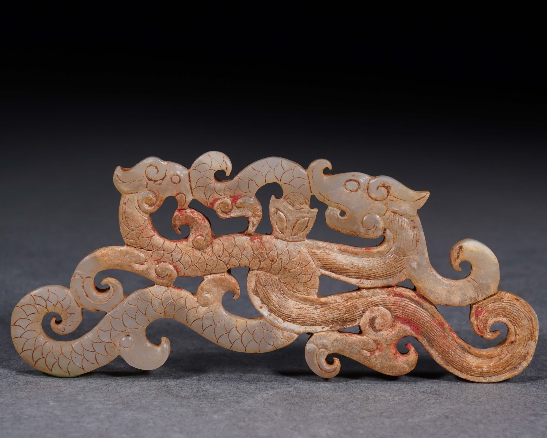 A Chinese Carved Jade Interlocked Dragon Ornament - Image 5 of 10