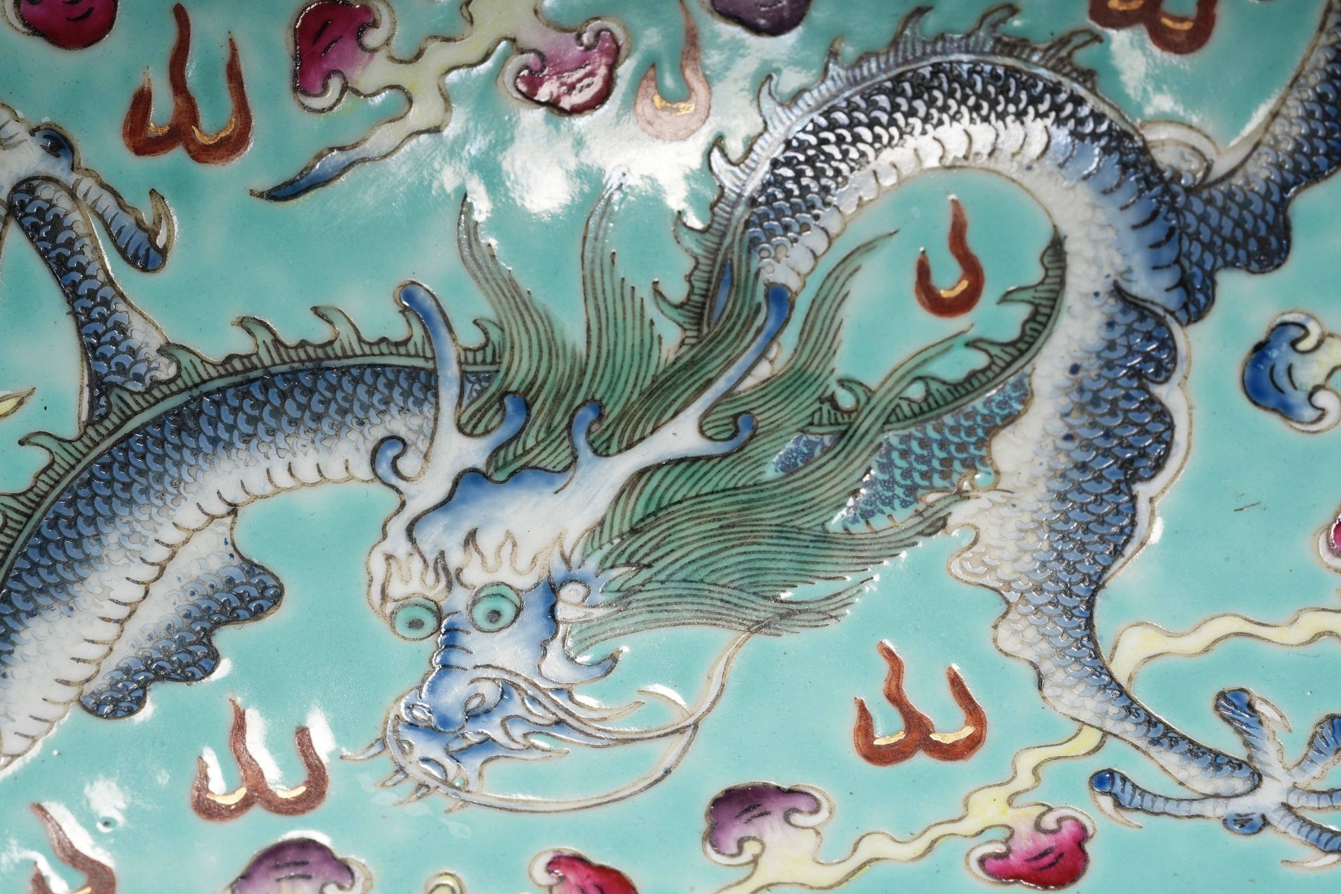 A Chinese Famille Rose Dragon Plate - Bild 9 aus 18