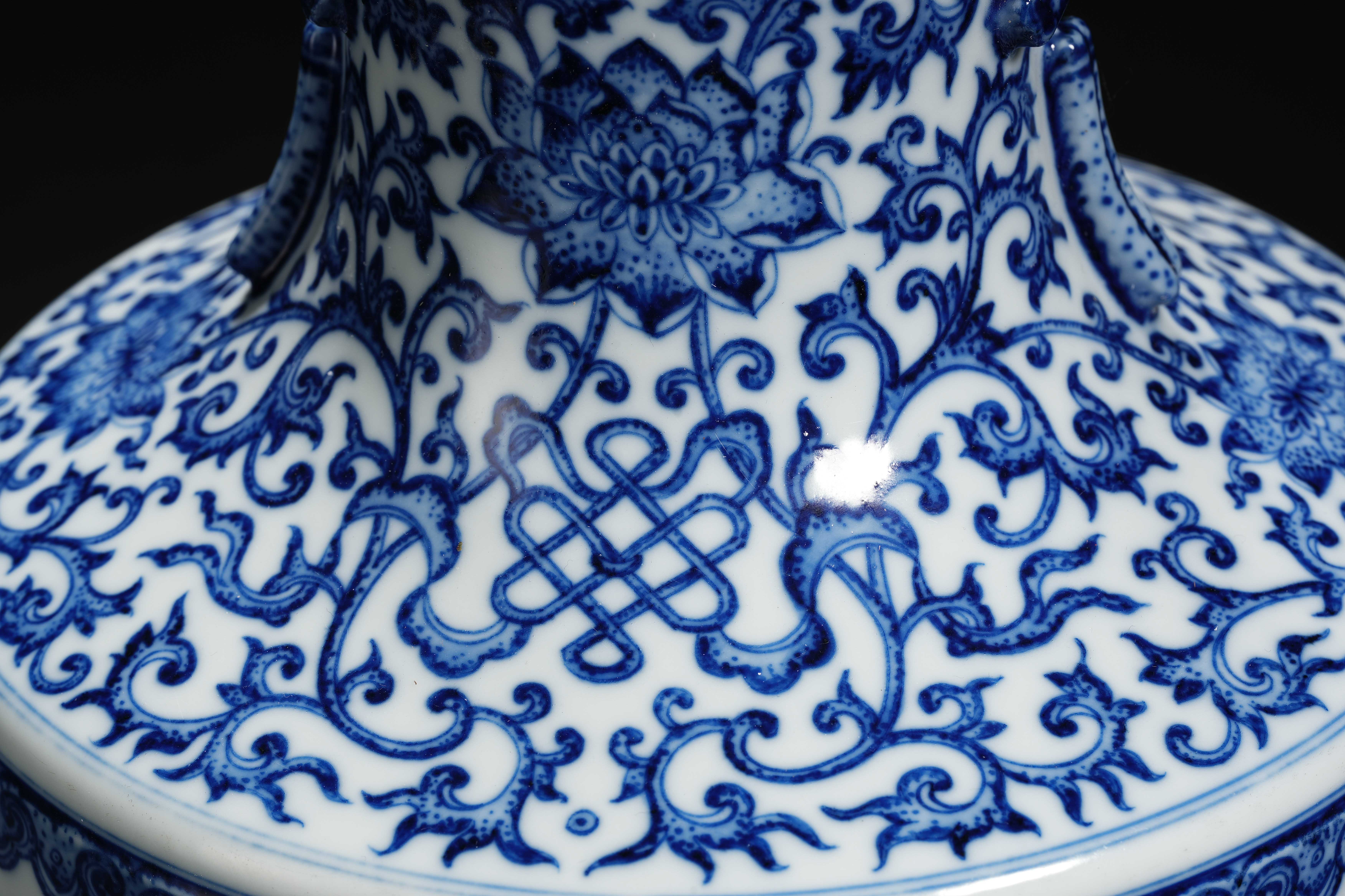 A Chinese Blue and White Peony and Dragons Vase - Image 5 of 15