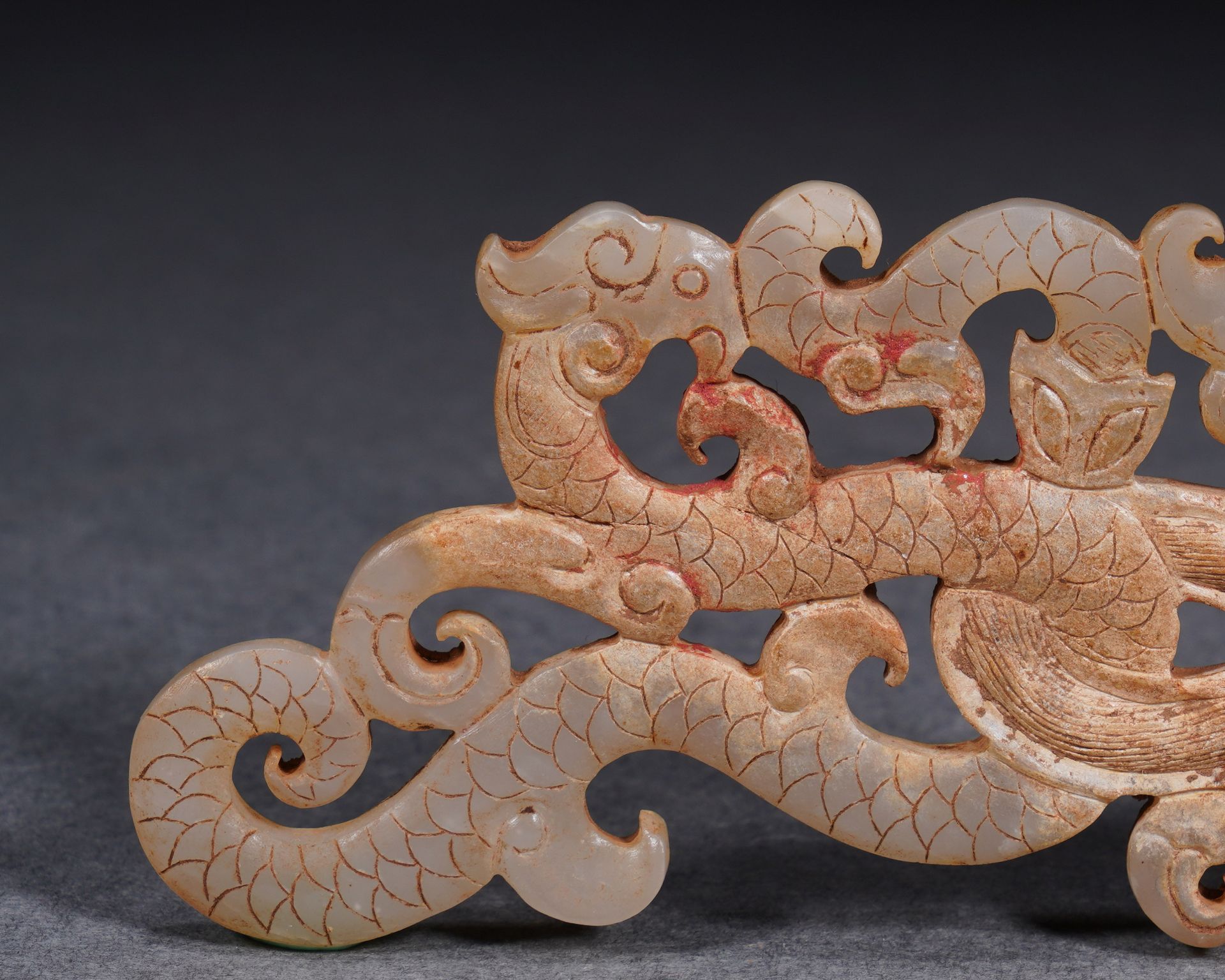 A Chinese Carved Jade Interlocked Dragon Ornament - Image 6 of 10