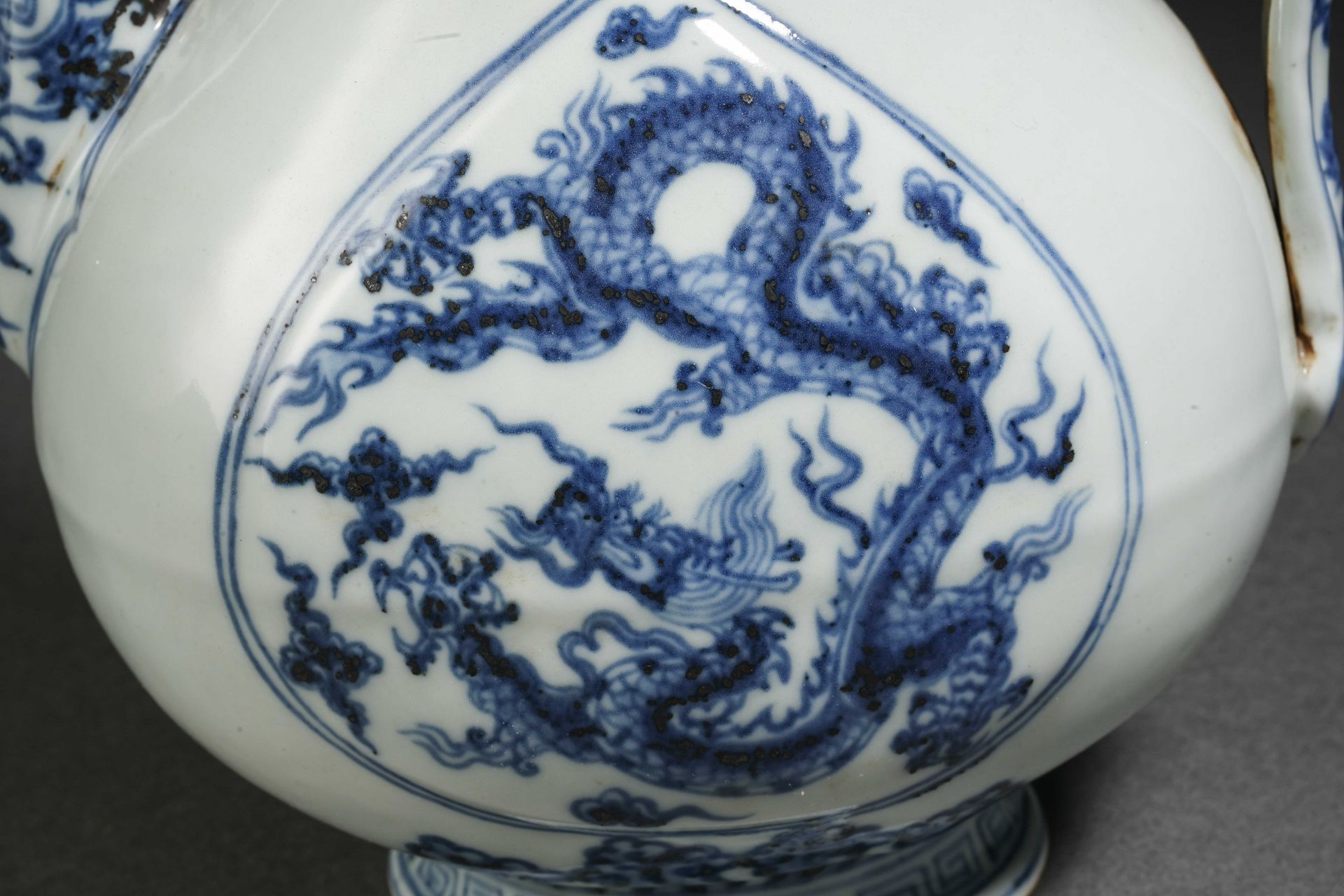 A Chinese Blue and White Dragon Ewer - Bild 3 aus 16