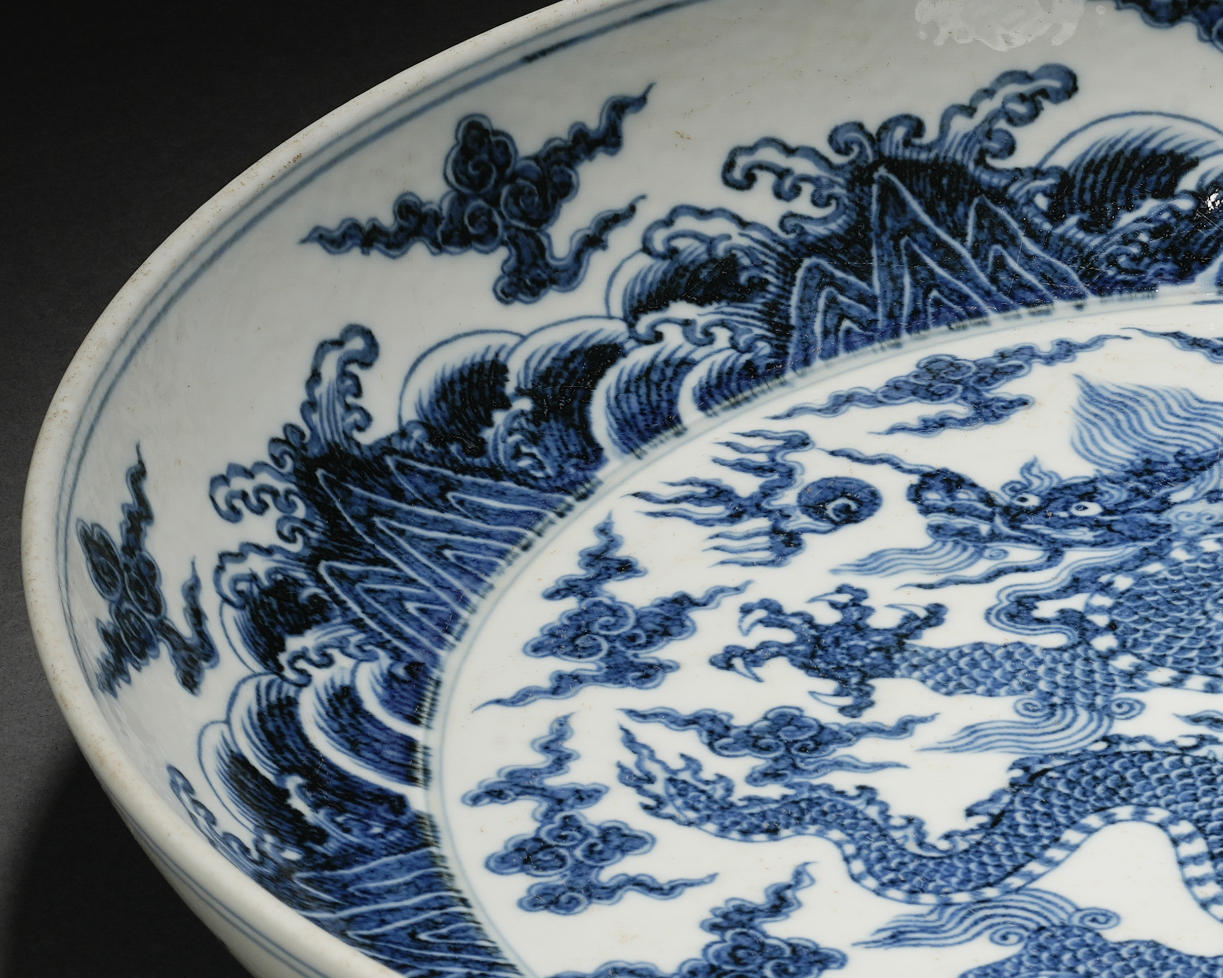 A Chinese Blue and White Dragon Dish - Image 2 of 17