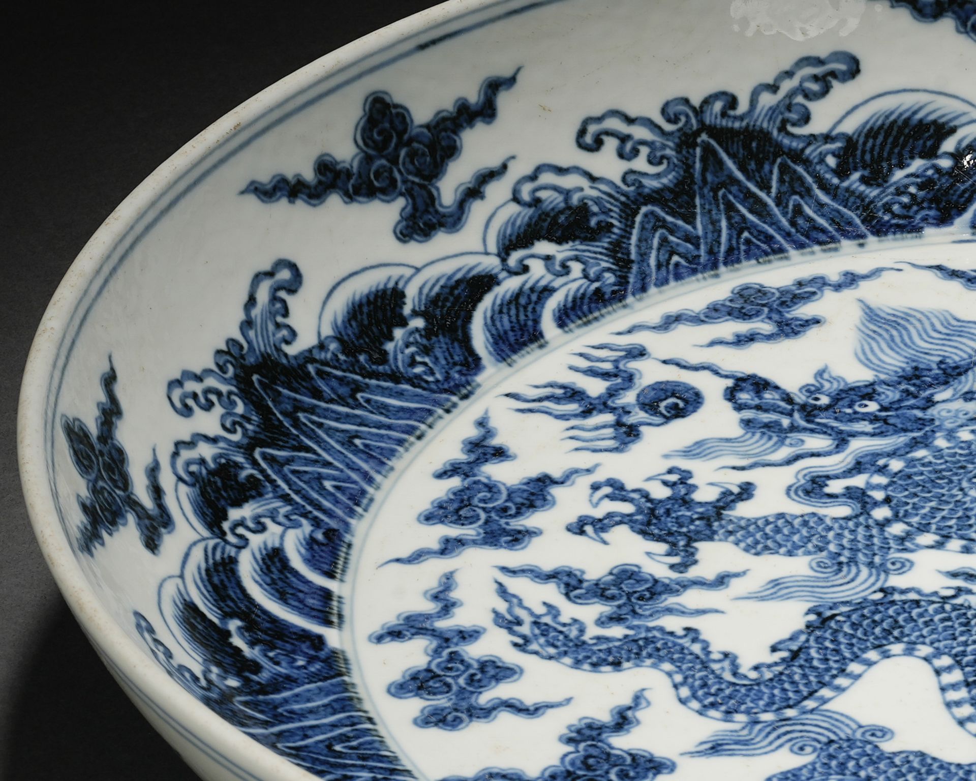 A Chinese Blue and White Dragon Dish - Bild 2 aus 17