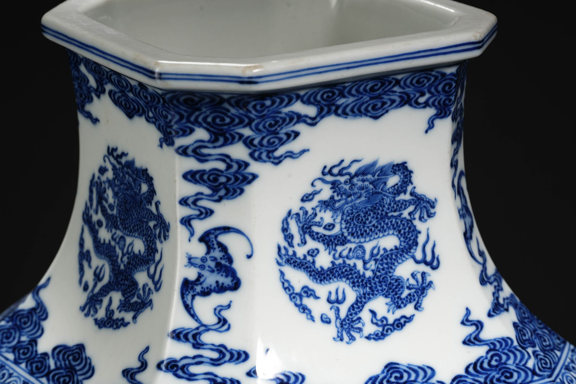 A Chinese Blue and White Dragons Squared Vase - Image 8 of 17