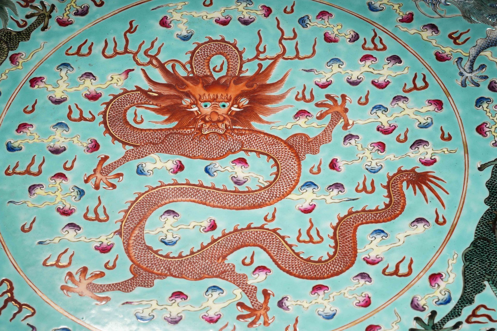 A Chinese Famille Rose Dragon Plate - Bild 3 aus 18