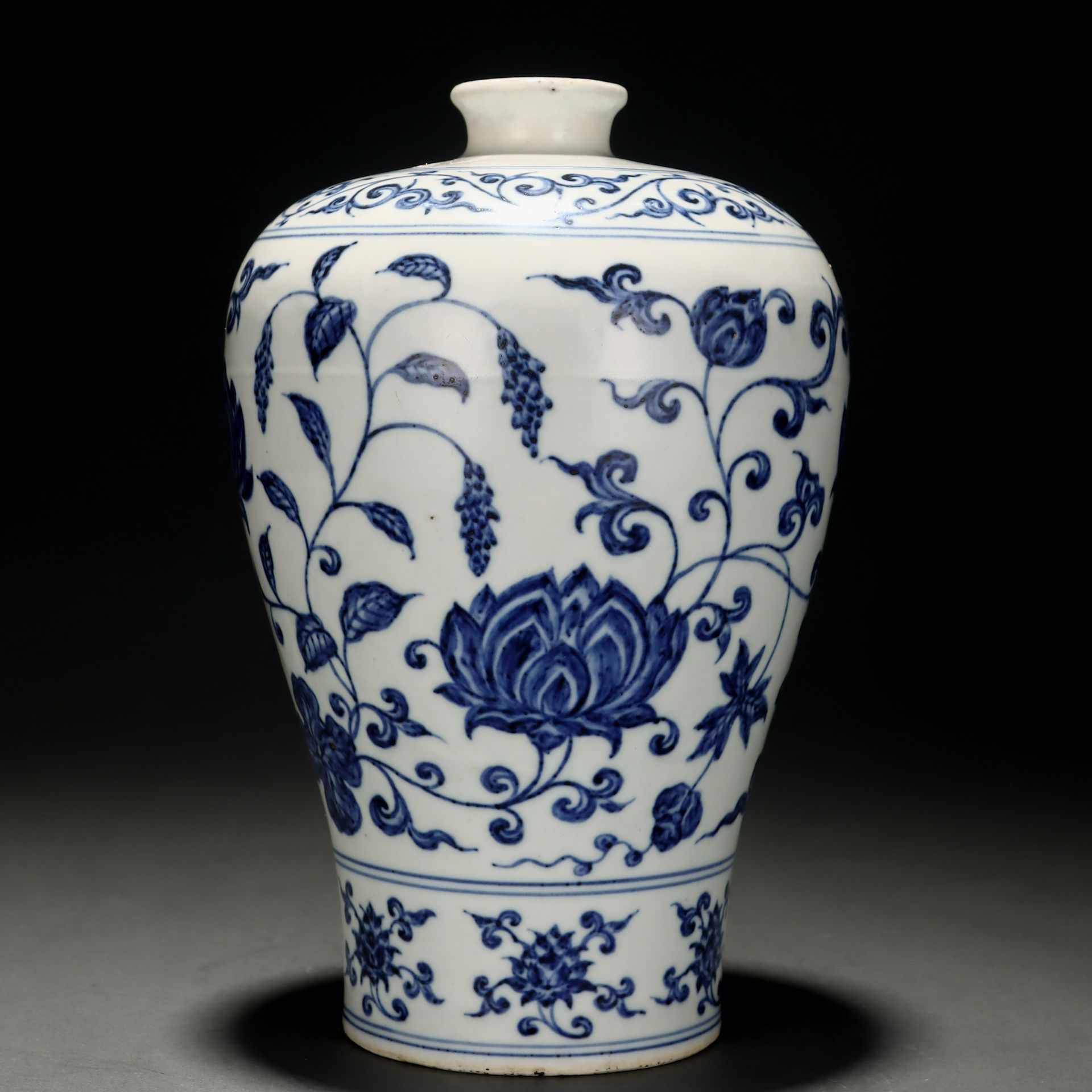 A Chinese Blue and White Peony Scrolls Vase Meiping - Image 4 of 9