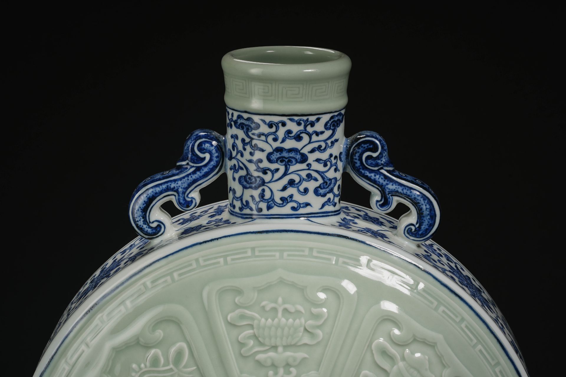 A Chinese Underglaze Blue and Celadon Glaze Moon Flask Vase - Bild 2 aus 14