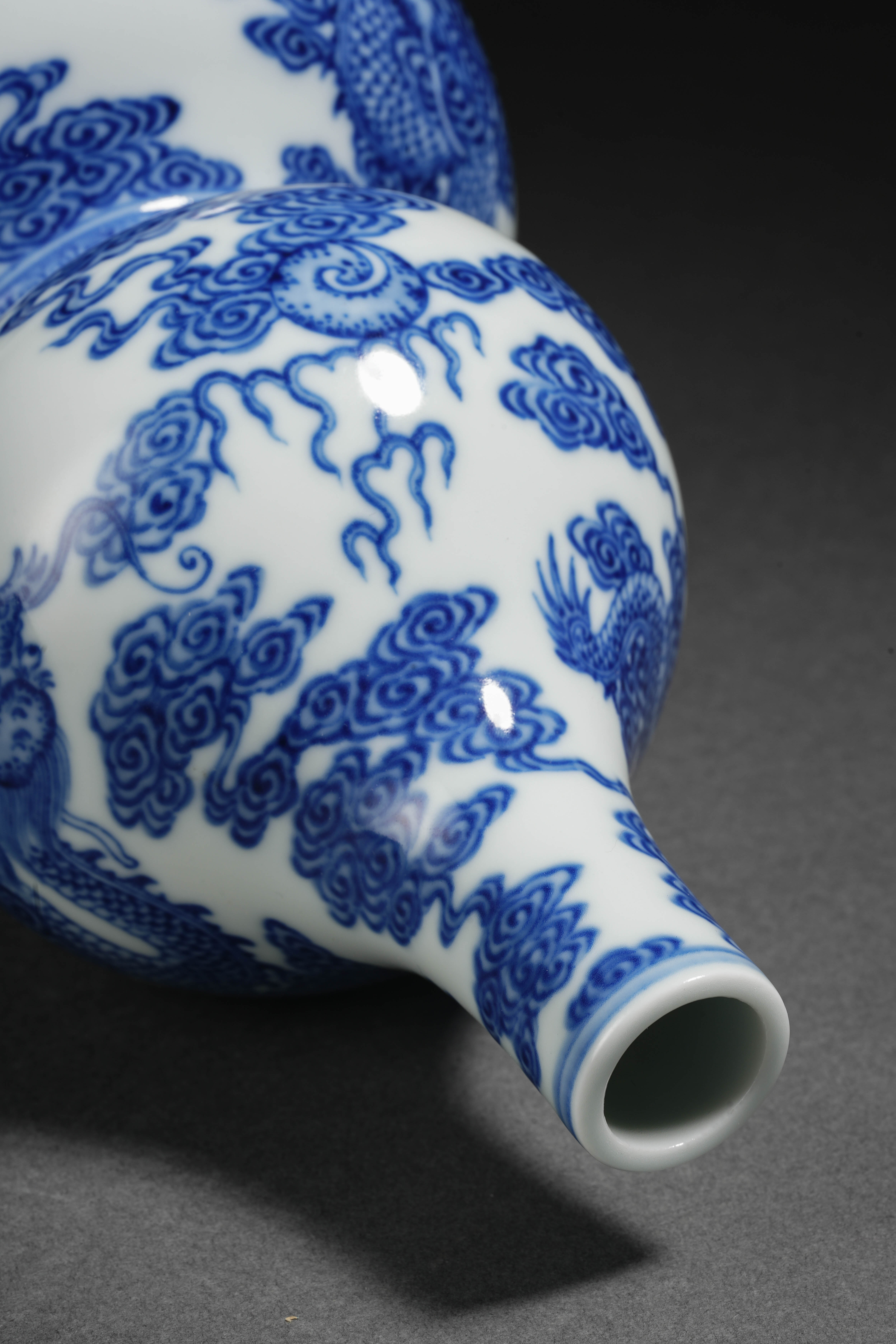 A Chinese Blue and White Dragon Double Gourds Vase - Image 8 of 14