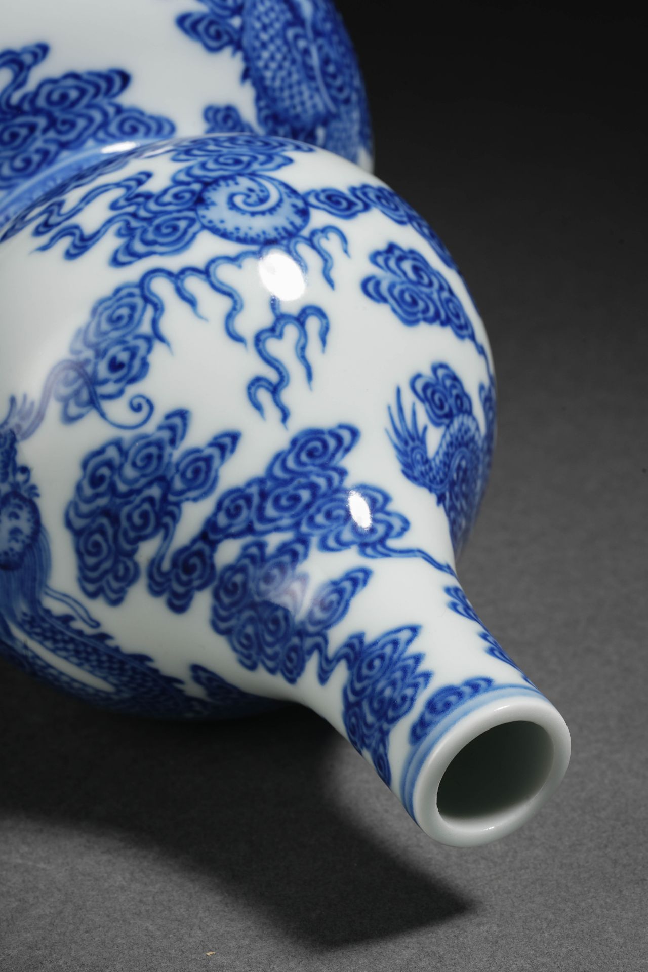 A Chinese Blue and White Dragon Double Gourds Vase - Bild 8 aus 14