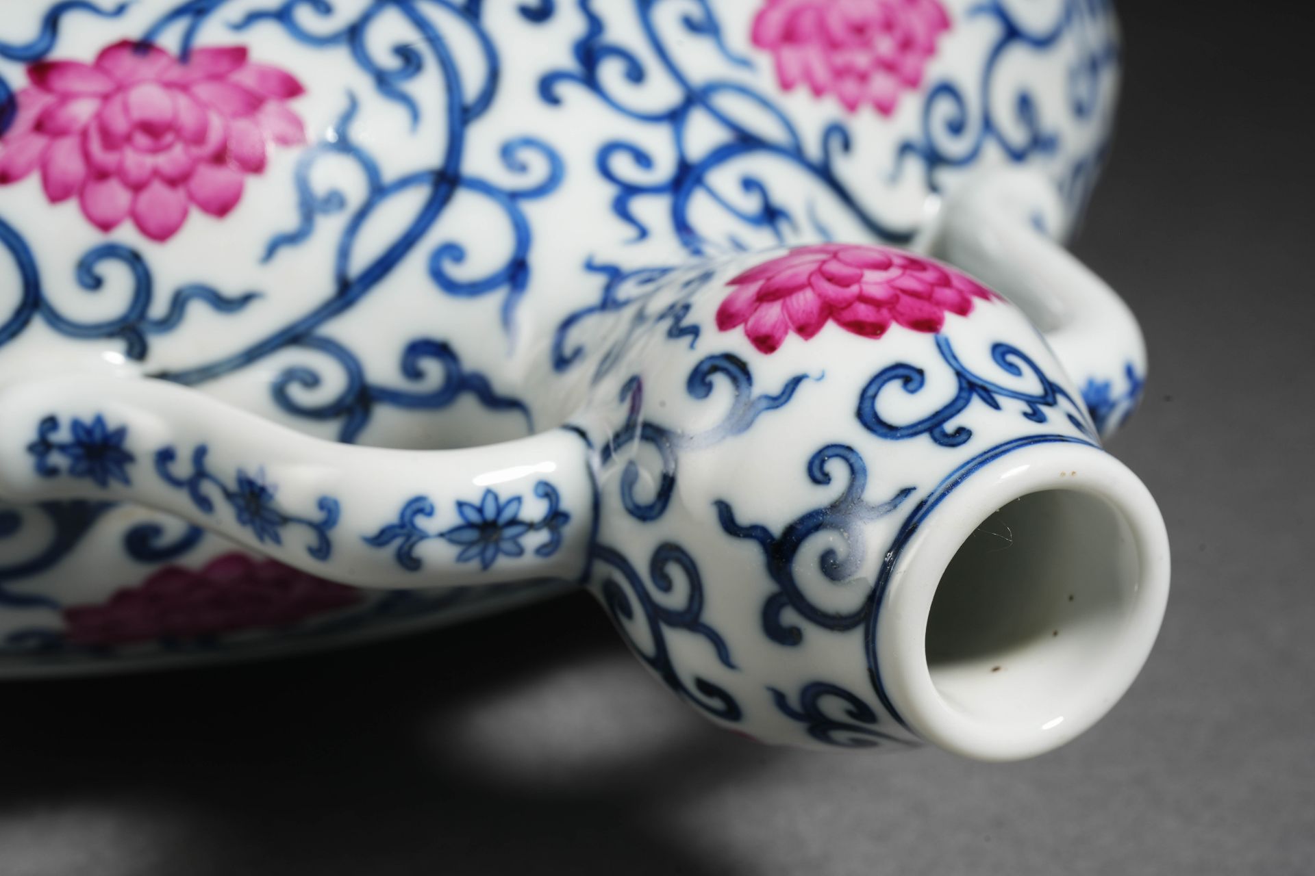 A Chinese Under Glaze Blue and Pink Enamel Dragon Bianhu - Bild 9 aus 14