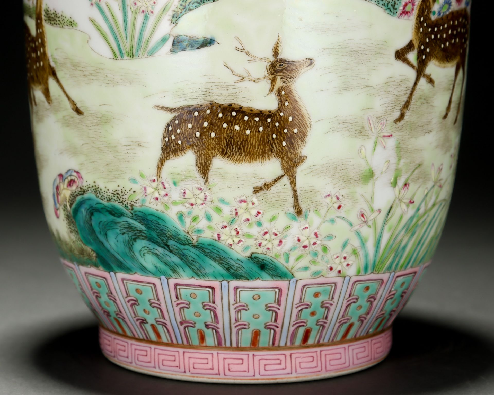 A Chinese Famille Rose Deers Mallet Vase - Bild 6 aus 9