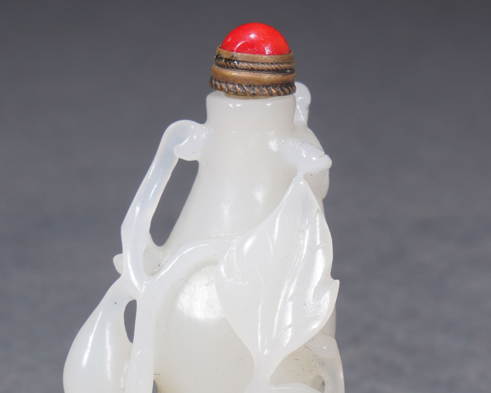 A Chinese Carved White Jade Double Gourds Snuff Bottle - Image 8 of 10