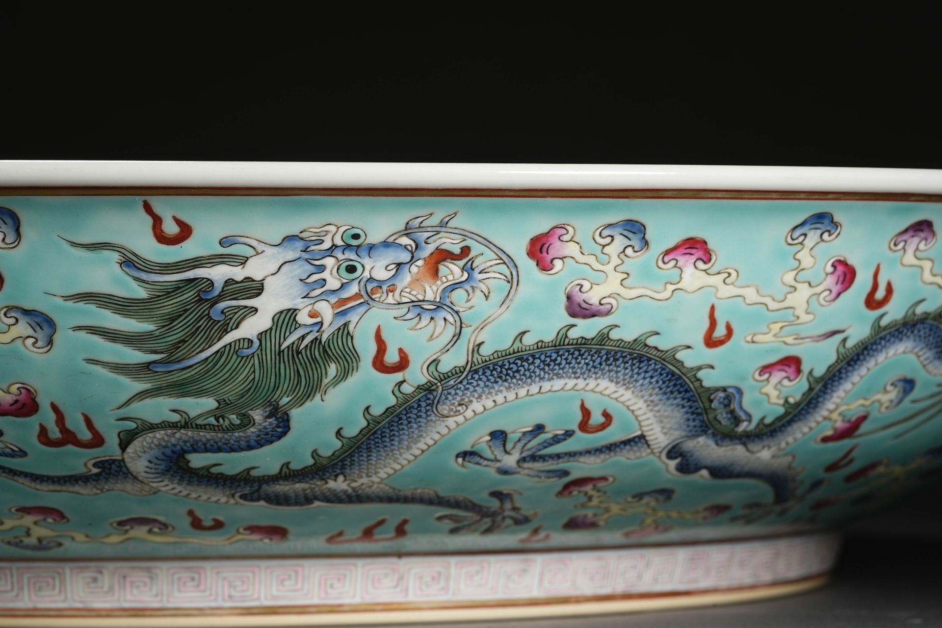 A Chinese Famille Rose Dragon Plate - Bild 12 aus 18