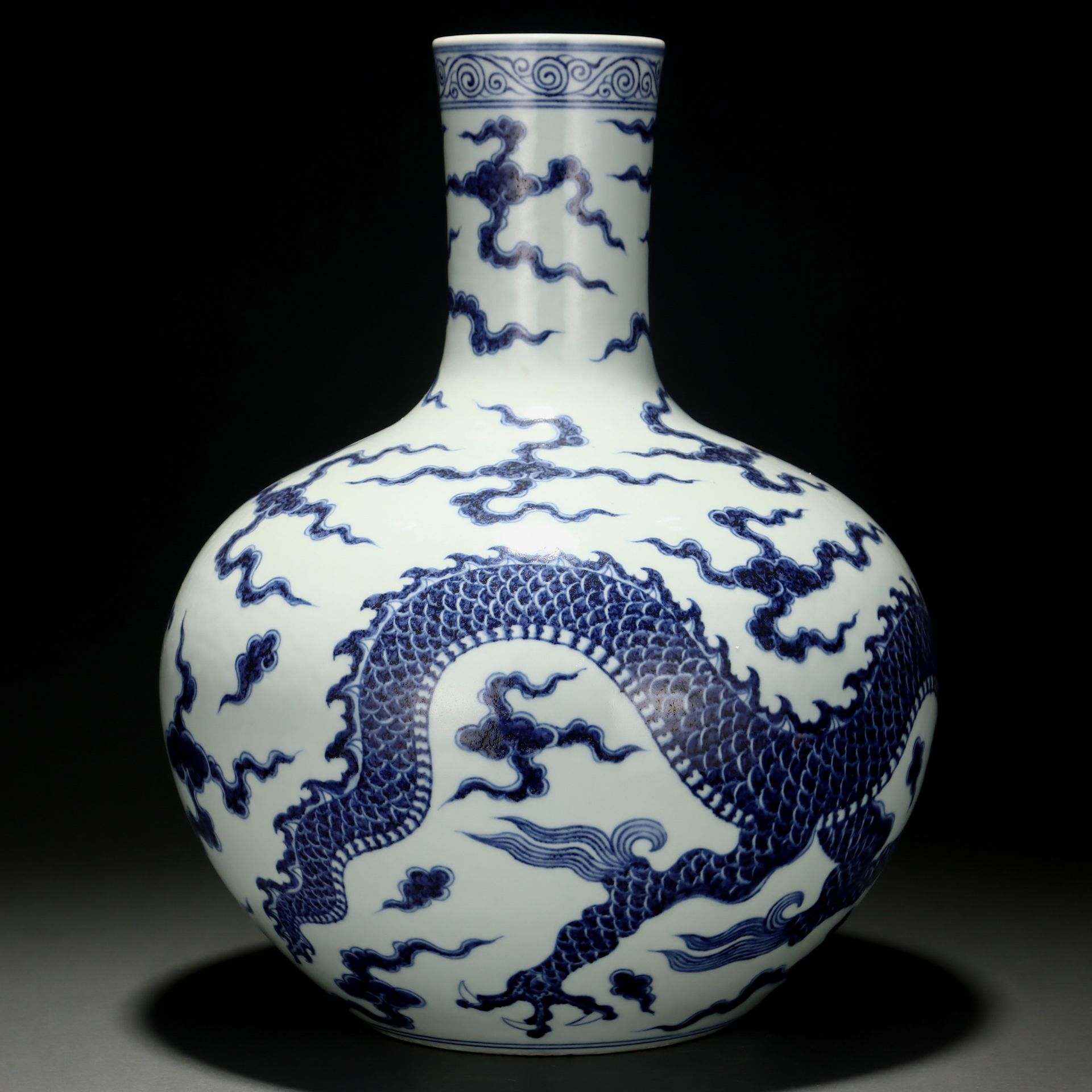 A Blue and White Dragon Globular Vase - Image 3 of 9