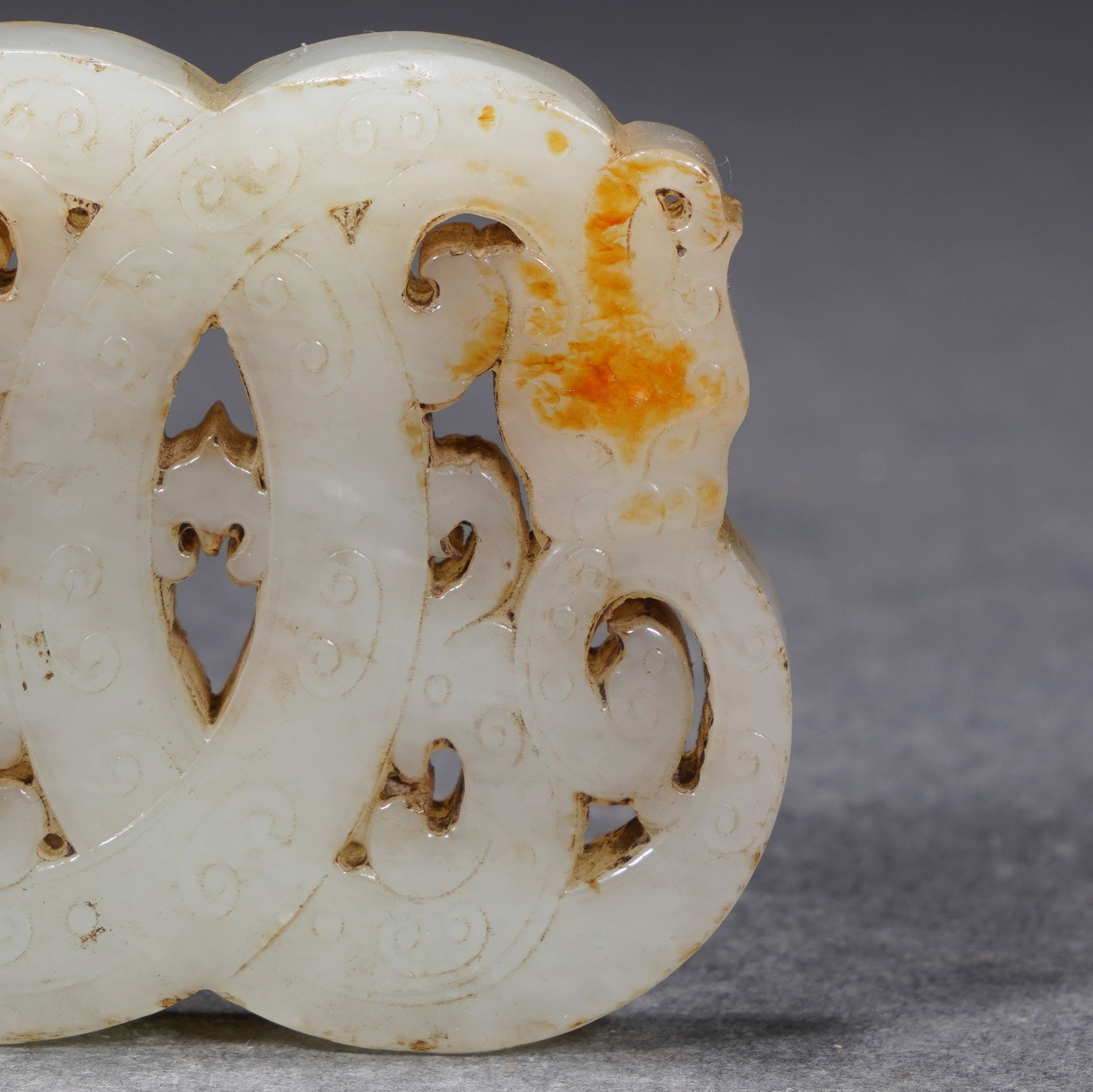 A Chinese Reticulated White Jade Interlocked Pendant - Image 3 of 10