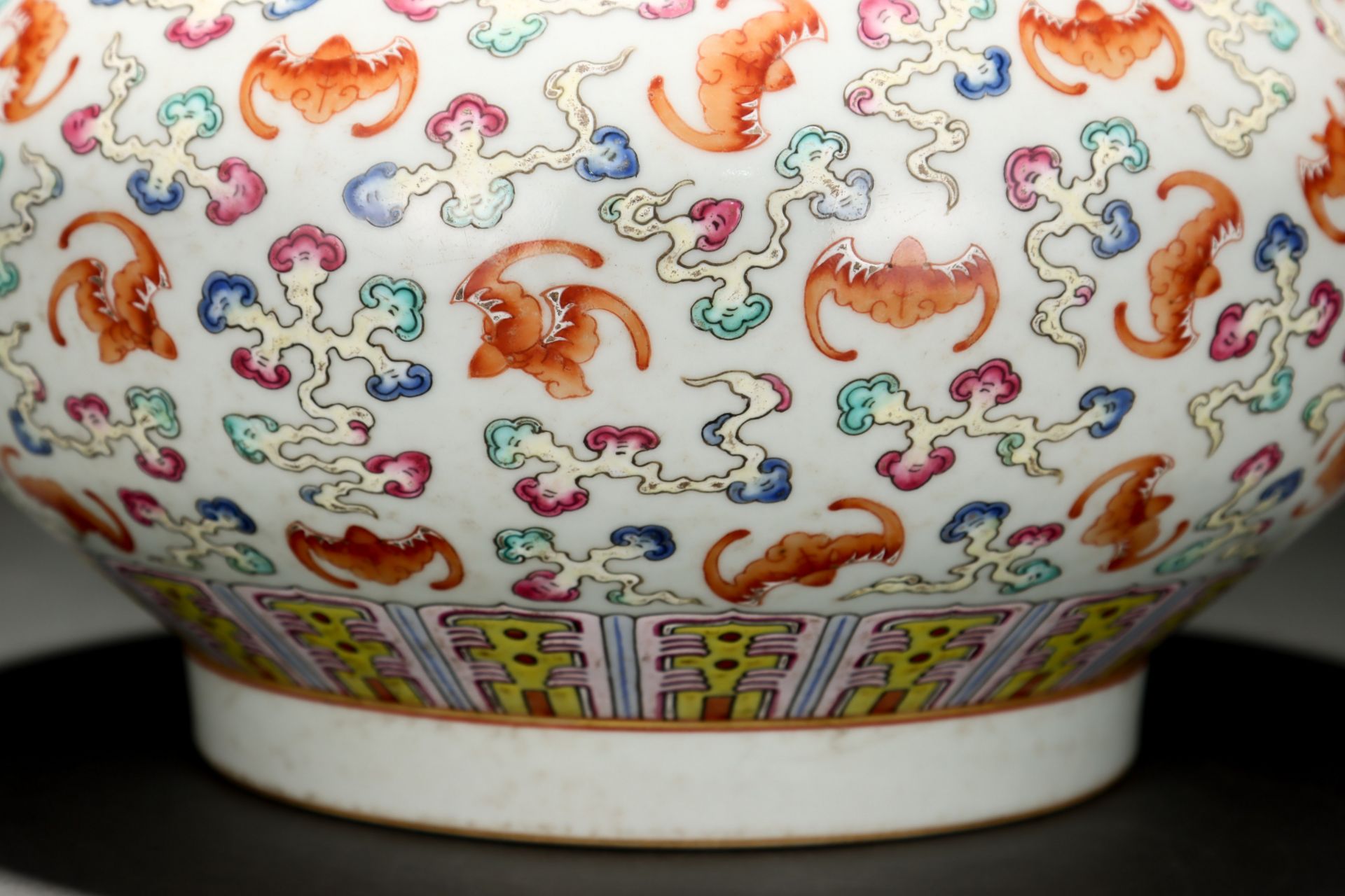 A Chinese Famille Rose Bats and Clouds Vase - Bild 5 aus 9