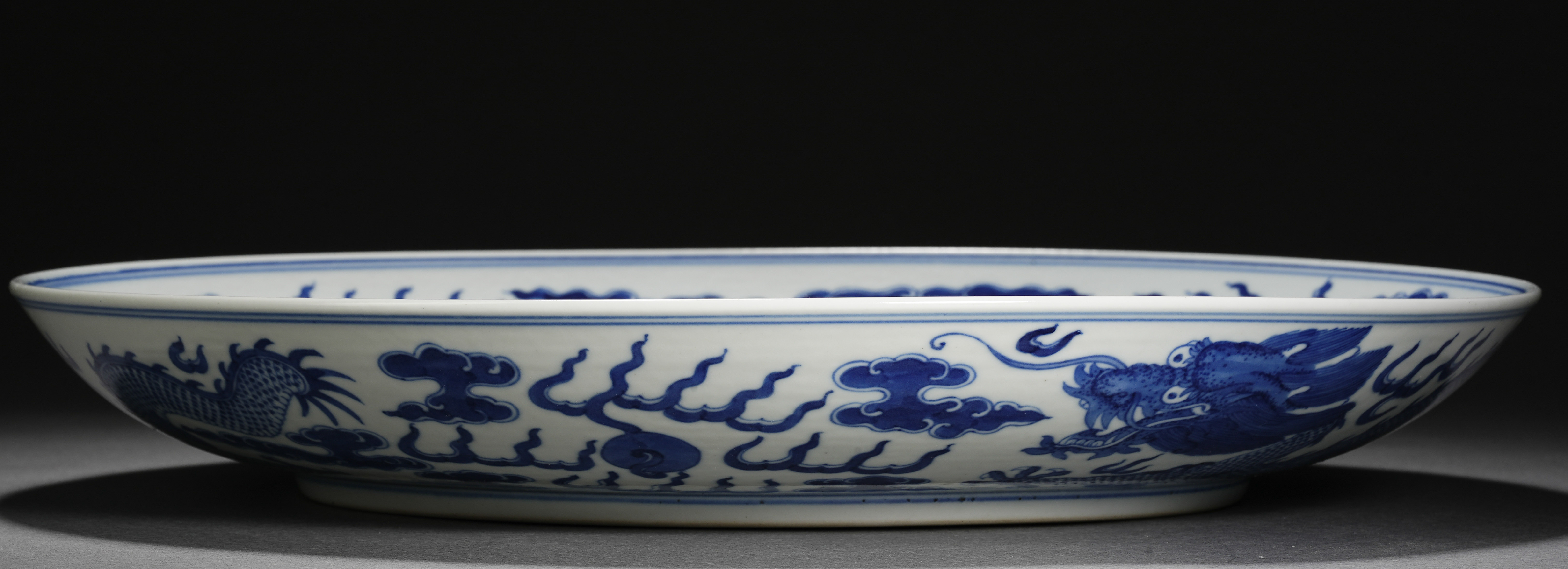 A Chinese Blue and White Double Dragons Plate - Image 8 of 16