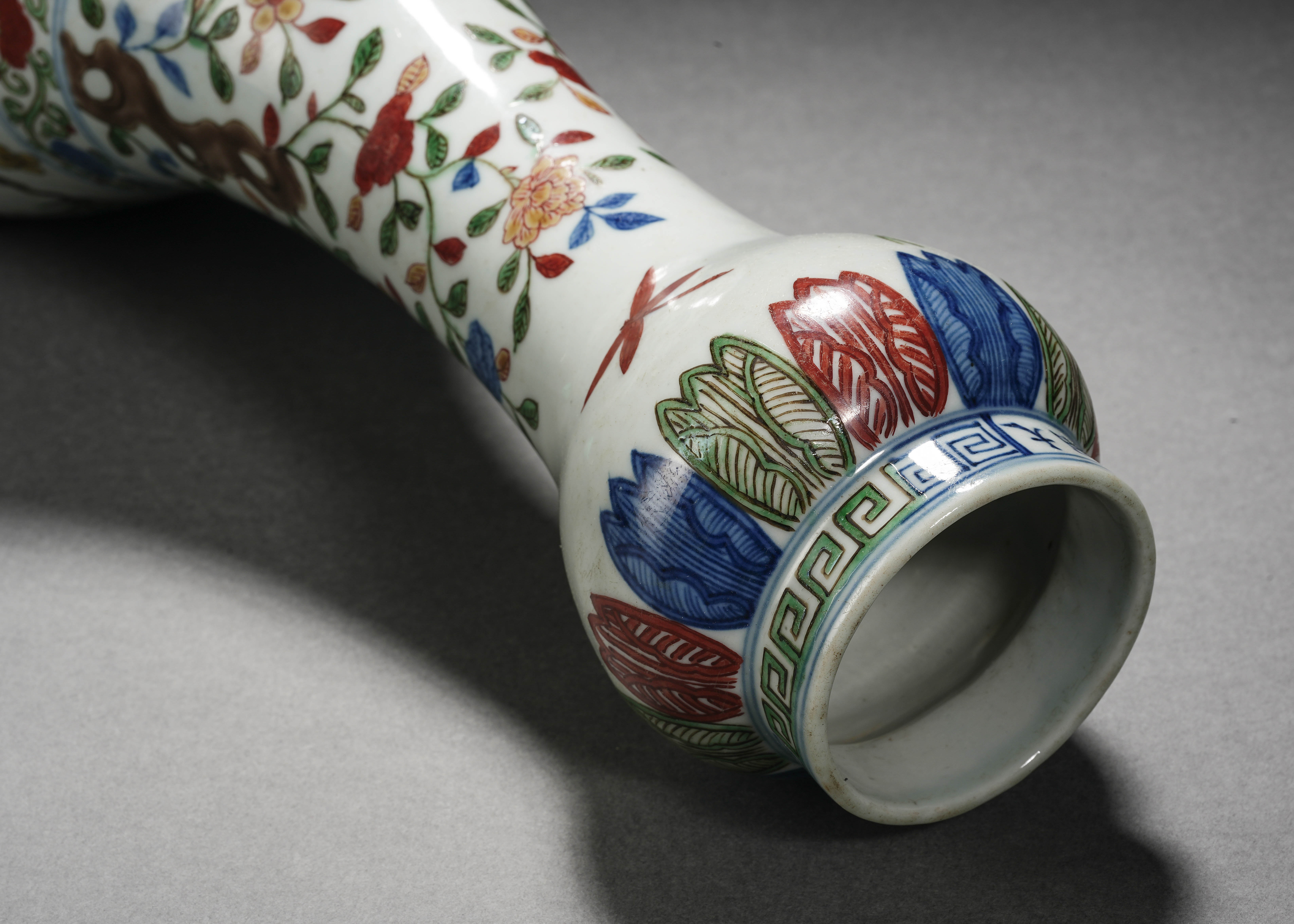A Chinese Wucai Glaze Garlic Head Vase - Image 10 of 15