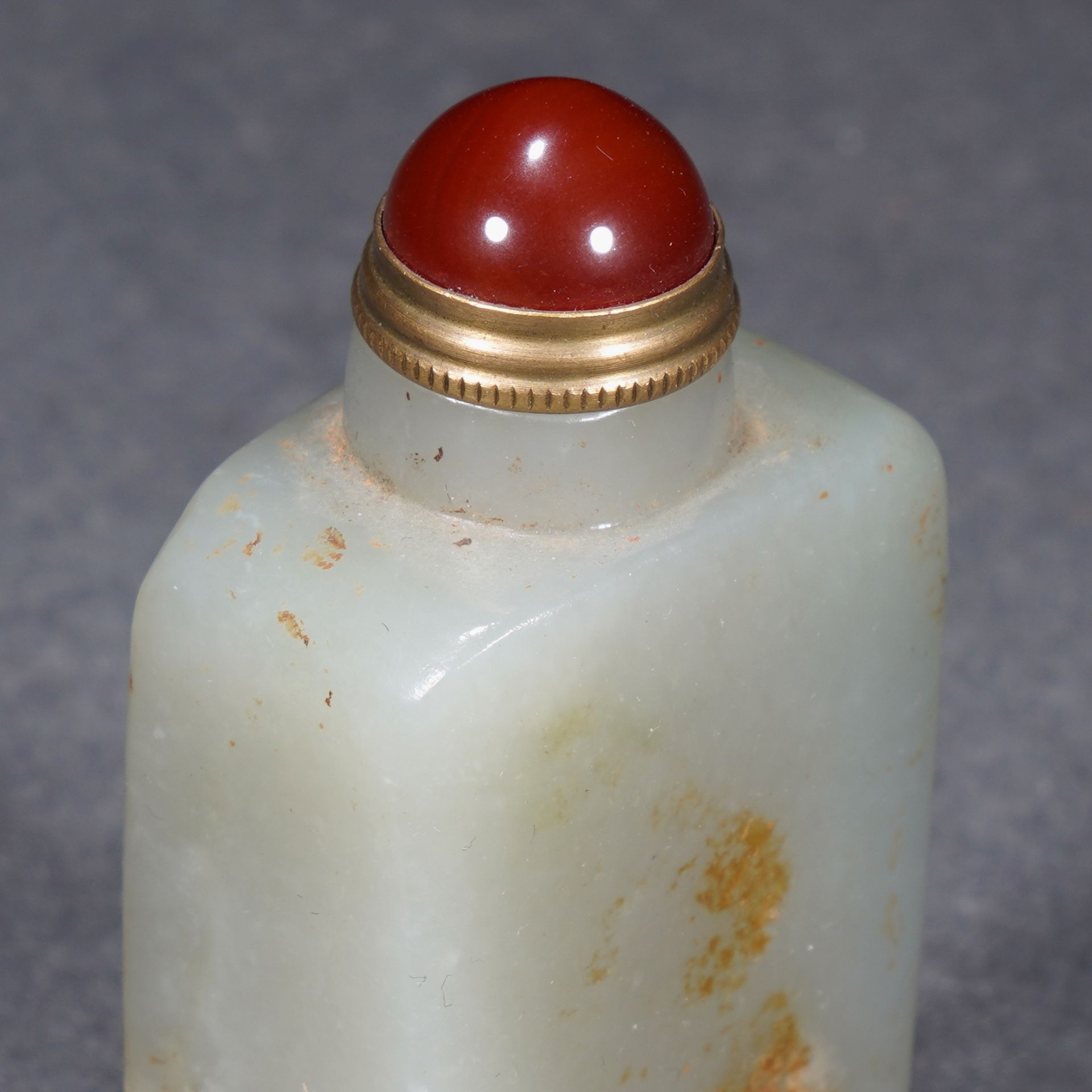 A Chinese Carved White Jade Snuff Bottle - Image 7 of 10