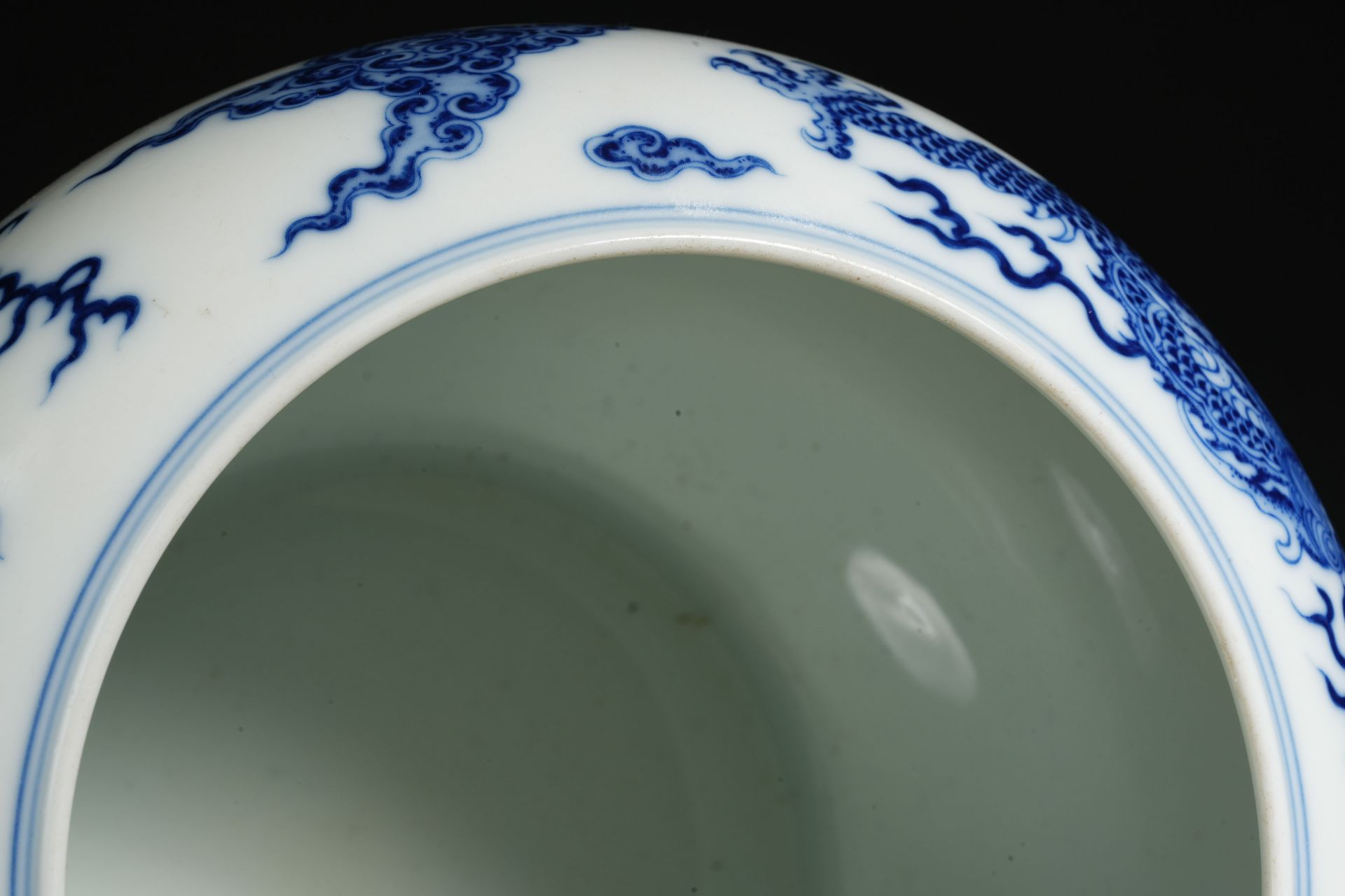 A Chinese Blue and White Dragon Washer - Bild 7 aus 13