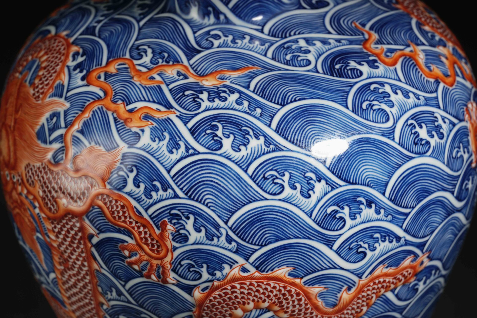 A Chinese Underglaze Blue and Iron Red Vase Meiping - Bild 6 aus 14